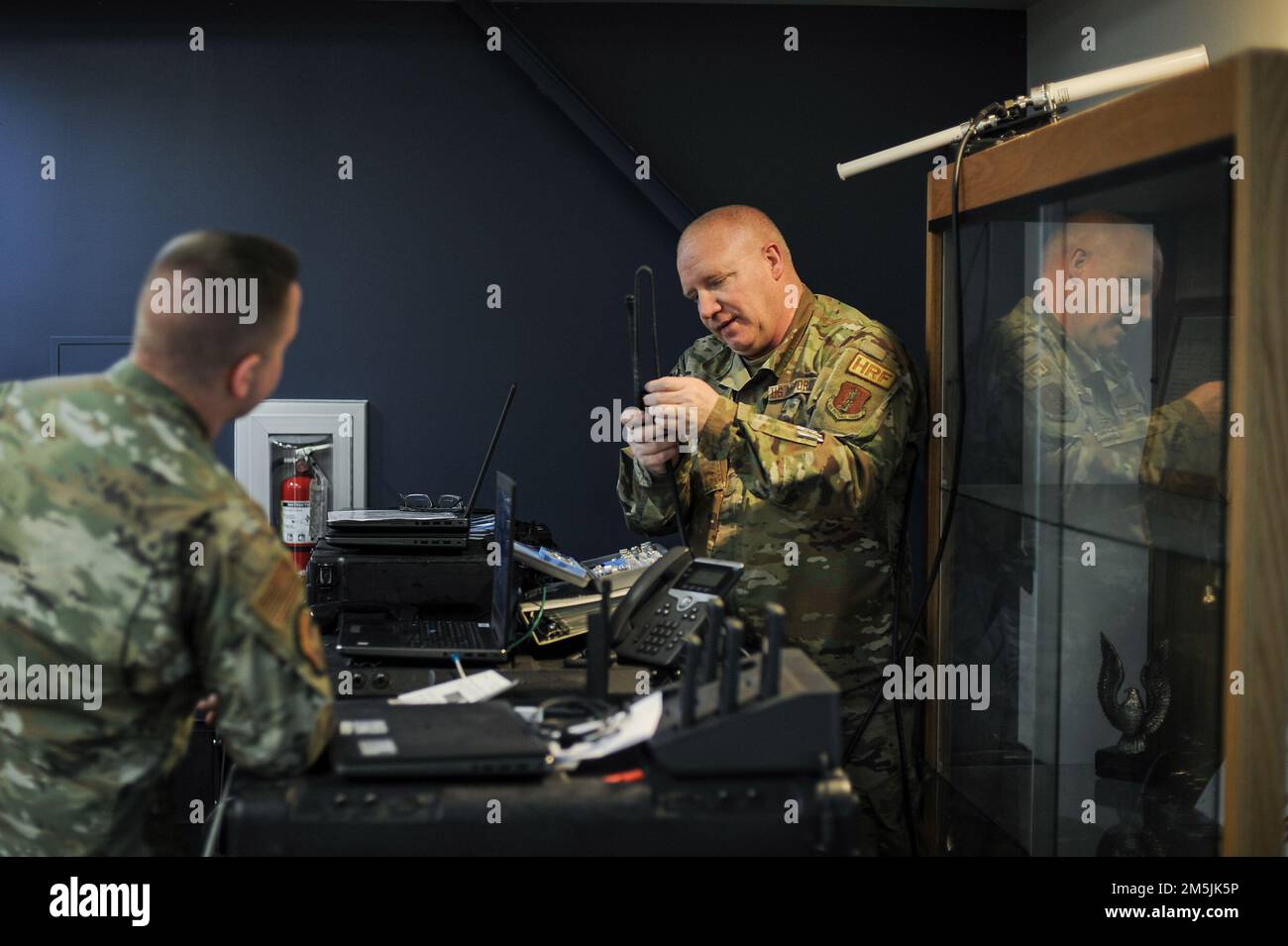 ÉTATS-UNIS Le Sgt. Aaron Kelm, maître de la Force aérienne, affecté au 256 e Escadron du renseignement, à droite, et l'aviateur principal Derek Aldrich, du 242 e Escadron de communication au combat, tous deux de la Garde nationale aérienne de Washington, s'assurent que les capacités de communication sur les lieux d'incidents interarmées fonctionnent à l'appui de l'exercice Rainier Kraken 19 mars 2022, base conjointe Lewis-McChord, à Washington. L’exercice préplanifié, à la base conjointe Lewis-McChord, Washington, est conçu pour démontrer la capacité des forces conjointes à opérer et à survivre dans tous les domaines opérationnels – l’air, la terre et le cyberespace. L'exercice Rainier Kraken est une opportunité pour les aviateurs A. Banque D'Images