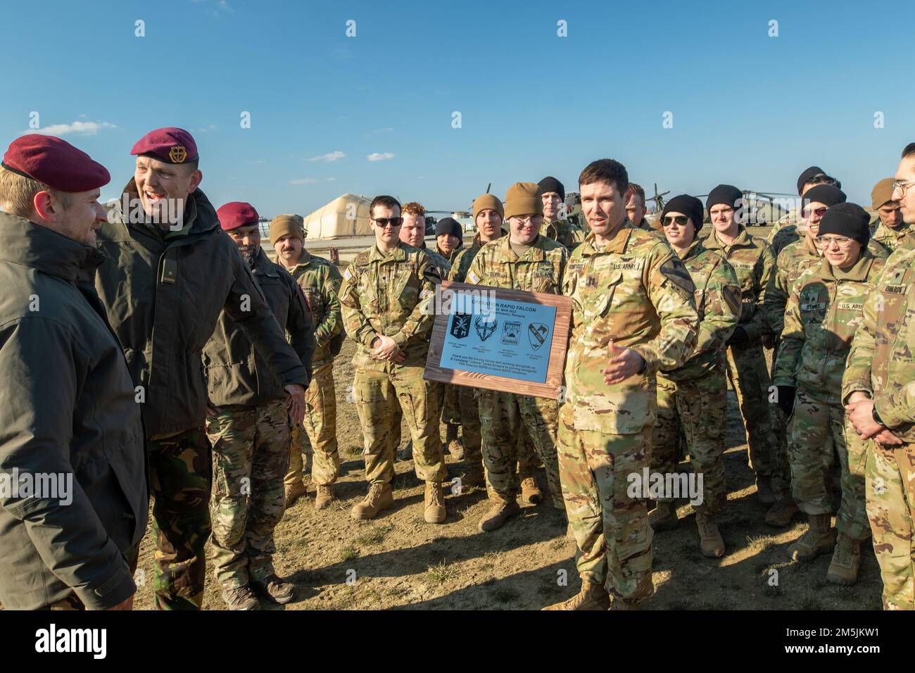 BASE AÉRIENNE DE MIHAIL KOGALNICEANU, Roumanie – capt Honeycutt de la Compagnie Bravo, 3rd Bataillon, 227th Aviation Regiment présente une plaque au Maj Bakker et au Sgt. Snijder la Brigade d'assaut aérienne royale des pays-Bas 11th à la suite de l'exercice Rapid Falcon, MK Air base, Roumanie, 19 mars 2022. La Brigade de cavalerie aérienne 1st et la Brigade d'assaut aérienne néerlandaise 11th ont travaillé ensemble pour la charge de harnais et l'entraînement d'assaut aérien pendant le Rapid Falcon afin d'accroître l'interopérabilité et de renforcer l'alliance de l'OTAN. Banque D'Images