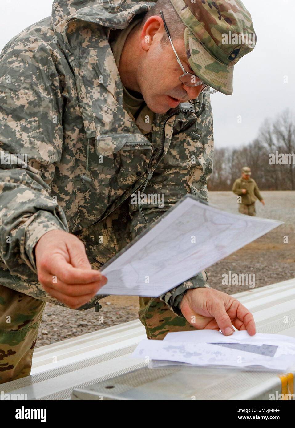 ÉTATS-UNIS Le Sgt. 1st de l’Armée de terre Jason Darrow, instructeur principal de la Compagnie A, 4th Bataillon, 399th Régiment, passe en revue l’exactitude des points tractés par une équipe avant le début de l’entraînement à la navigation terrestre 19 mars sur fort KNOX. KY. Les soldats de 4th BN., 399th Reg., qui servent d'instructeurs d'entraînement d'été des cadets, ont mené une formation de recyclage de navigation terrestre avant de parcourir le cours pour trouver les points spécifiés lors de l'Assemblée de bataille de mars. Banque D'Images