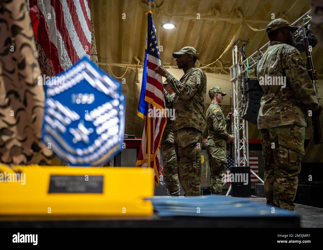 La Garde d'honneur de la base de l'escadre expéditionnaire aérienne 332D présente les couleurs lors de la cérémonie de libération du sergent-chef principal à un endroit non divulgué en Asie du Sud-Ouest, en 19 mars 2022. La Garde d'honneur fournit un soutien militaire cérémonial et un soutien digne de transfert lorsqu'il est demandé. Banque D'Images La Garde d'honneur de la base de l'escadre expéditionnaire aérienne 332D présente les couleurs lors de la cérémonie de libération du sergent-chef principal à un endroit non divulgué en Asie du Sud-Ouest, en 19 mars 2022. La Garde d'honneur fournit un soutien militaire cérémonial et un soutien digne de transfert lorsqu'il est demandé. Banque D'Images