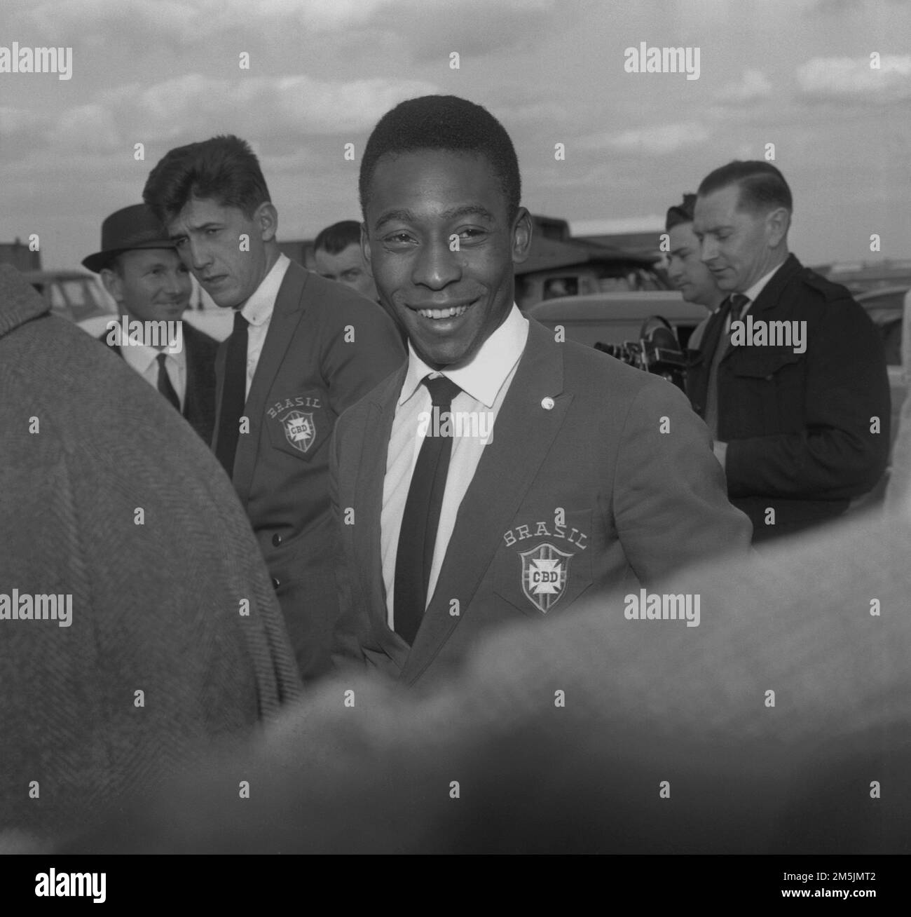 Photo du dossier datée du 06-05-1963 de Pele, au Brésil, à l'arrivée à l'aéroport de Londres en provenance de l'Allemagne de l'Ouest. Il a voyagé avec l'équipe brésilienne qui est sur le point de jouer un match amical contre l'Angleterre au stade Wembley. Brésil grand Pele est mort à l'âge de 82 ans, sa famille ont annoncé sur les médias sociaux. Date de publication : jeudi 29 décembre 2022. Banque D'Images