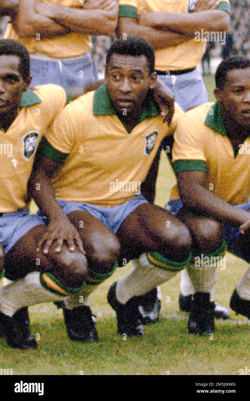 Photo du dossier datée du 19-07-1966 de Pele du Brésil. Brésil grand Pele est mort à l'âge de 82 ans, sa famille ont annoncé sur les médias sociaux. Date de publication : jeudi 29 décembre 2022. Banque D'Images