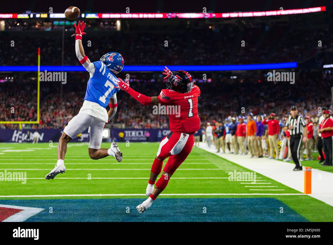 OLE Miss Rebels Corner back Deantre Prince (7) détourne le col au Texas Tech Red Raiders Wide Receiver Myles Price (1) dans la zone d'extrémité pendant le 2022 Banque D'Images