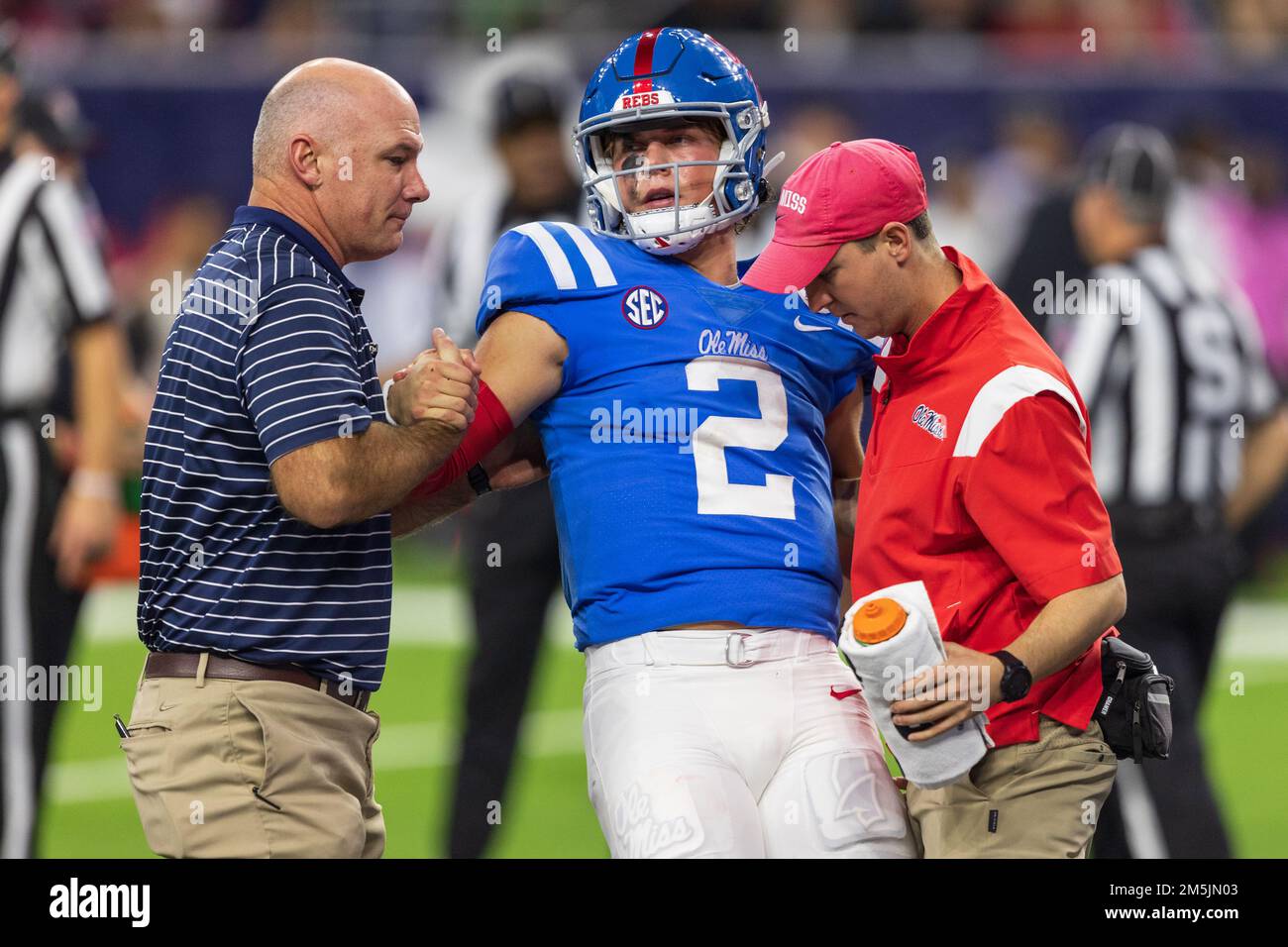 OLE Miss Rebels quarterback Jaxson Dart (2) est aidé par le personnel de médecine du sport après avoir atterri maladroitement sur la tête frappée après avoir plongé dans l'endzon Banque D'Images