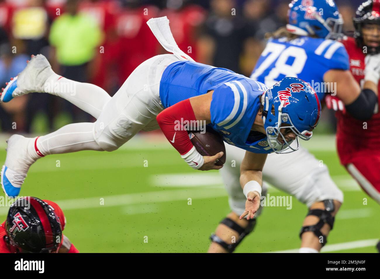 Le quarter back des rebelles OLE Miss Jaxson Dart (2) plonge dans la zone d'extrémité pour un touchdown contre les Red Raiders Tech du Texas lors de la TaxAct Texas Bow de 2022 Banque D'Images