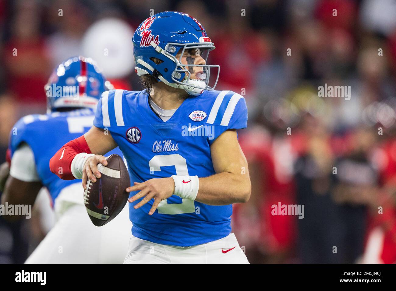 Le quarter back des rebelles OLE Miss Jaxson Dart (2) cherche à passer contre la défense des Red Raiders de Texas Tech lors du TaxAct Texas Bowl de 2022, mercredi, décembre Banque D'Images