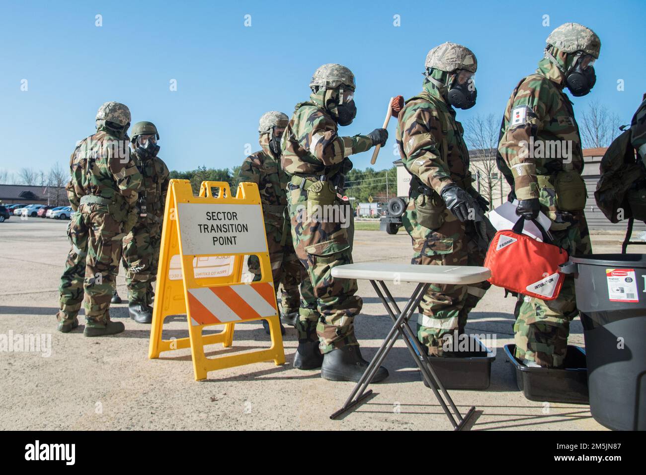 ÉTATS-UNIS Les aviateurs de la Force aérienne de la 108th e Escadre passent par un point de transition de décontamination au cours d'un exercice d'entraînement 20 mars 2022 à la base interarmées McGuire-dix-Lakehurst (N.J.) L'escadre 108th a mené un exercice d'entraînement qui a exigé des aviateurs qu'ils enfilent correctement leur équipement de posture de protection orientée vers la mission (MOPP) lors d'une attaque chimique, biologique, radiologique et nucléaire simulée (CBRN). Banque D'Images