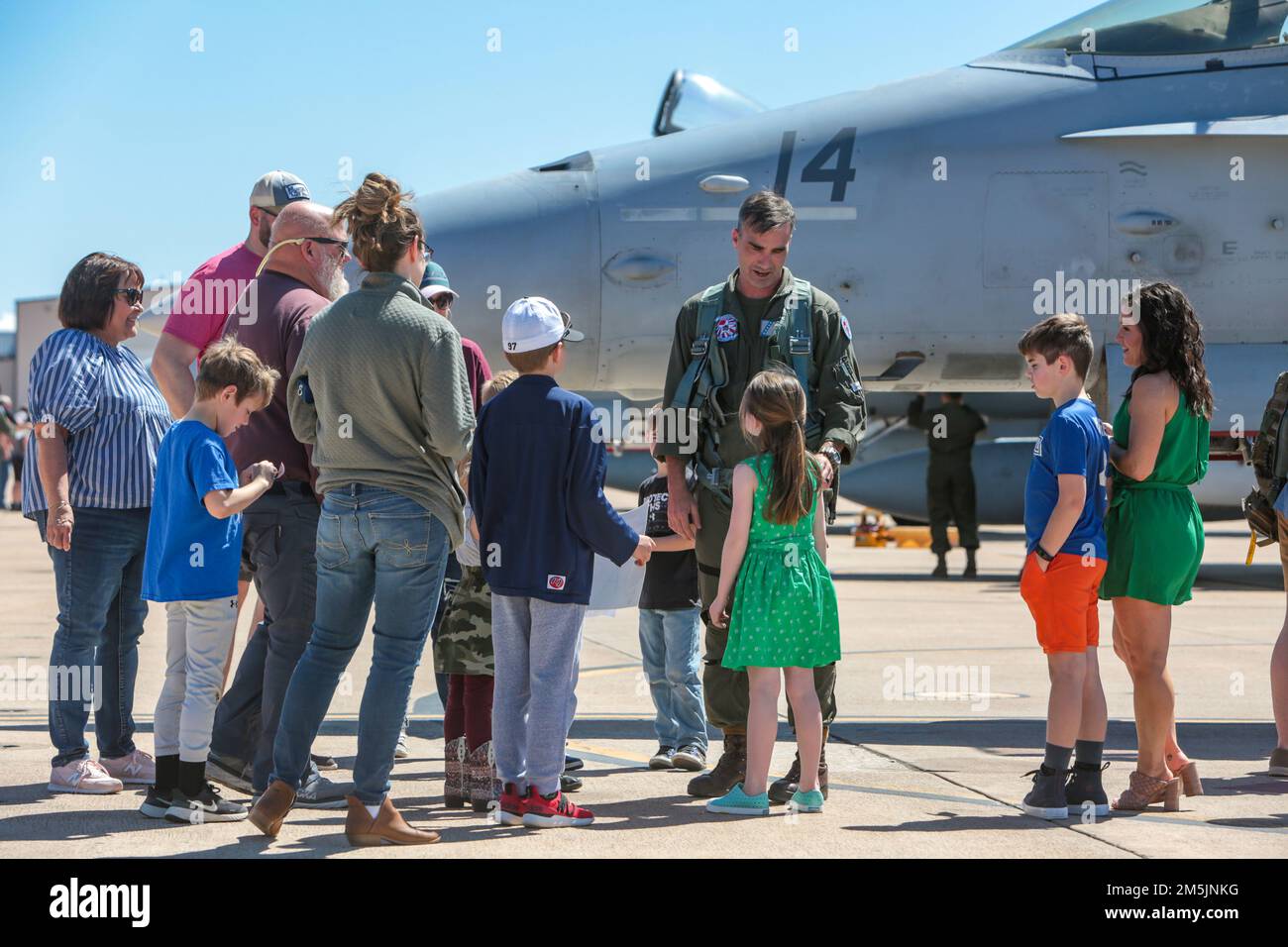 ÉTATS-UNIS Le lieutenant-colonel John Schranz, un pilote de l'escadron d'attaque de chasseurs de mer 112 (VMFA-112), accueille sa famille à la base de réserve interarmées de la Station aérienne navale de fort Worth, Texas, 19 mars 2022. VMFA-112 est rentré chez lui après un déploiement de six mois aux États-Unis Zone d’opérations du Commandement Indo-Pacifique où ils ont aidé à maintenir un Indo-Pacifique libre et ouvert. Banque D'Images