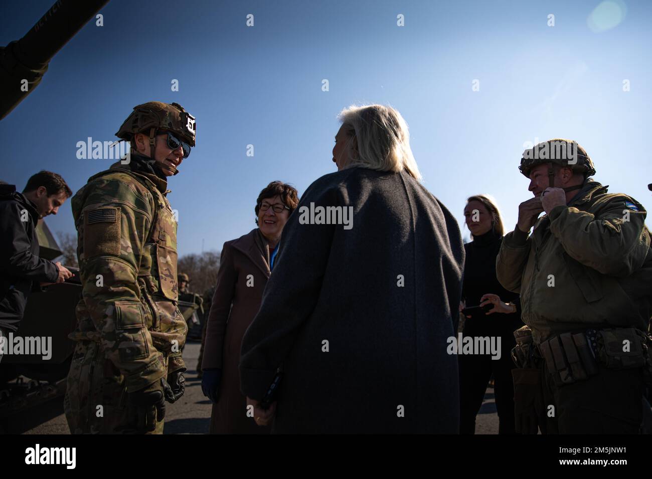 ÉTATS-UNIS Les sénateurs discutent avec des soldats du 64th Armored Regiment, de l'équipe de combat de la Brigade blindée 1st, de la 3rd Division d'infanterie, à l'aire d'entraînement de Grafenwoehr, au 20 mars 2022. Les législateurs ont visité des troupes actuellement déployées en Allemagne pour assurer nos alliés de l'OTAN et décourager l'agression. Banque D'Images ÉTATS-UNIS Les sénateurs discutent avec des soldats du 64th Armored Regiment, de l'équipe de combat de la Brigade blindée 1st, de la 3rd Division d'infanterie, à l'aire d'entraînement de Grafenwoehr, au 20 mars 2022. Les législateurs ont visité des troupes actuellement déployées en Allemagne pour assurer nos alliés de l'OTAN et décourager l'agression. Banque D'Images