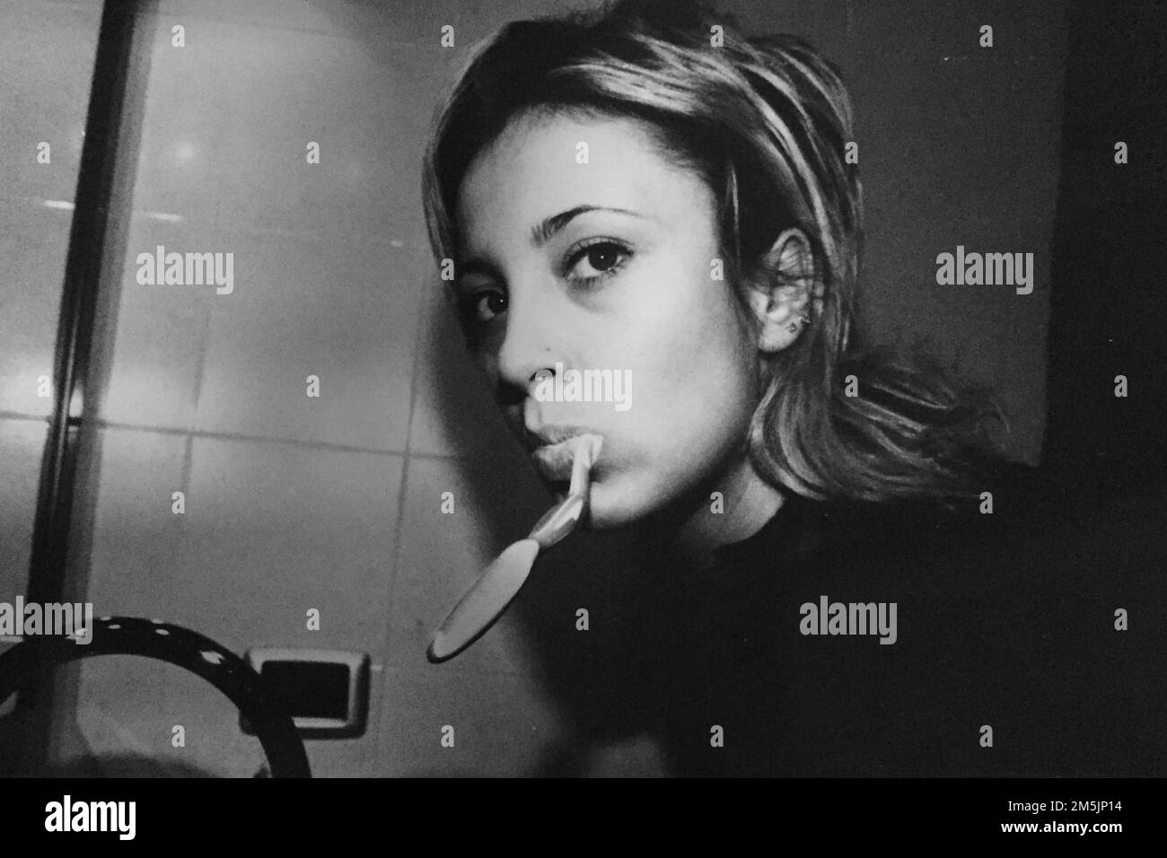 Portrait d'une femme ordinaire dans la salle de bains Banque D'Images