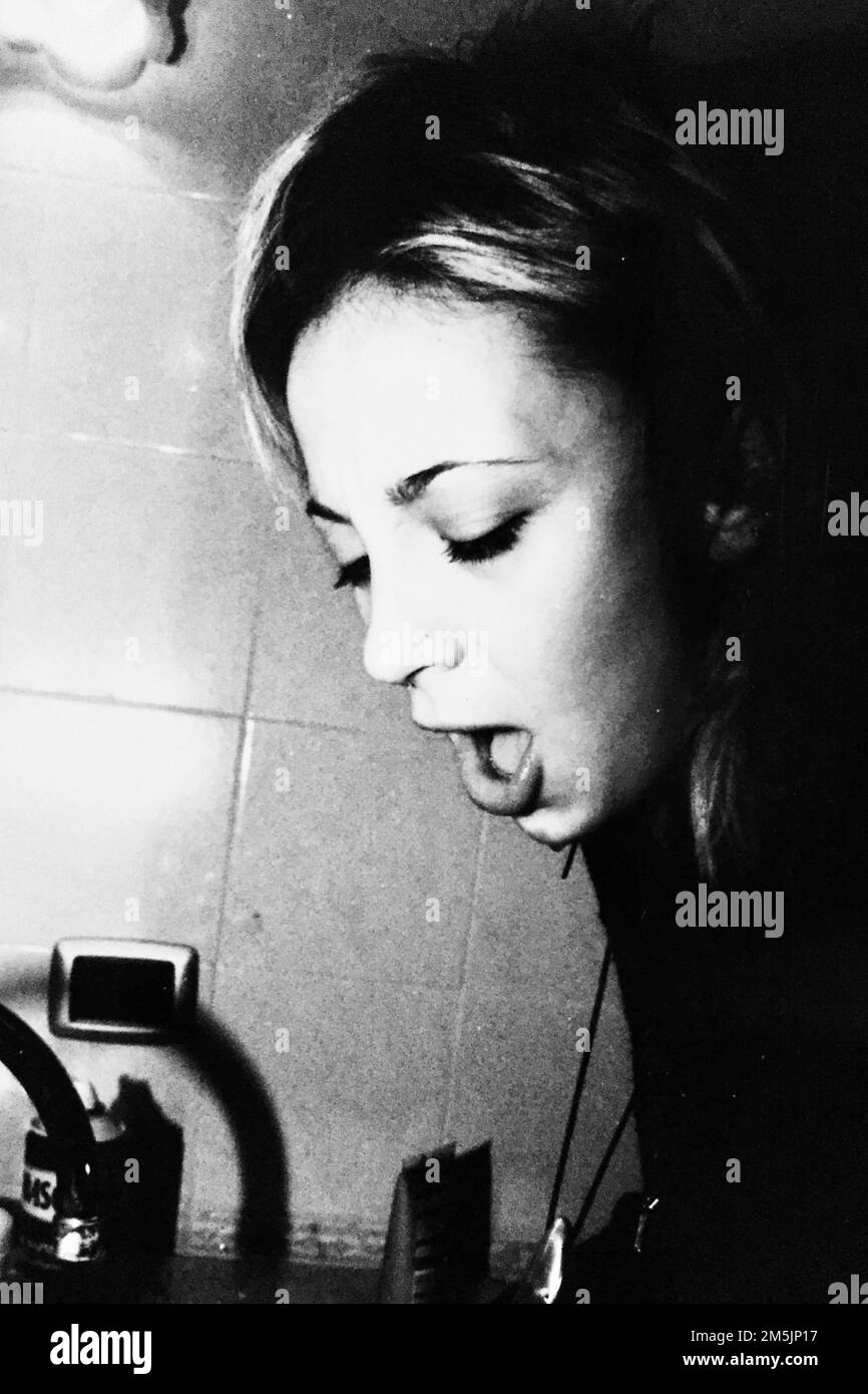 Portrait d'une femme ordinaire dans la salle de bains Banque D'Images