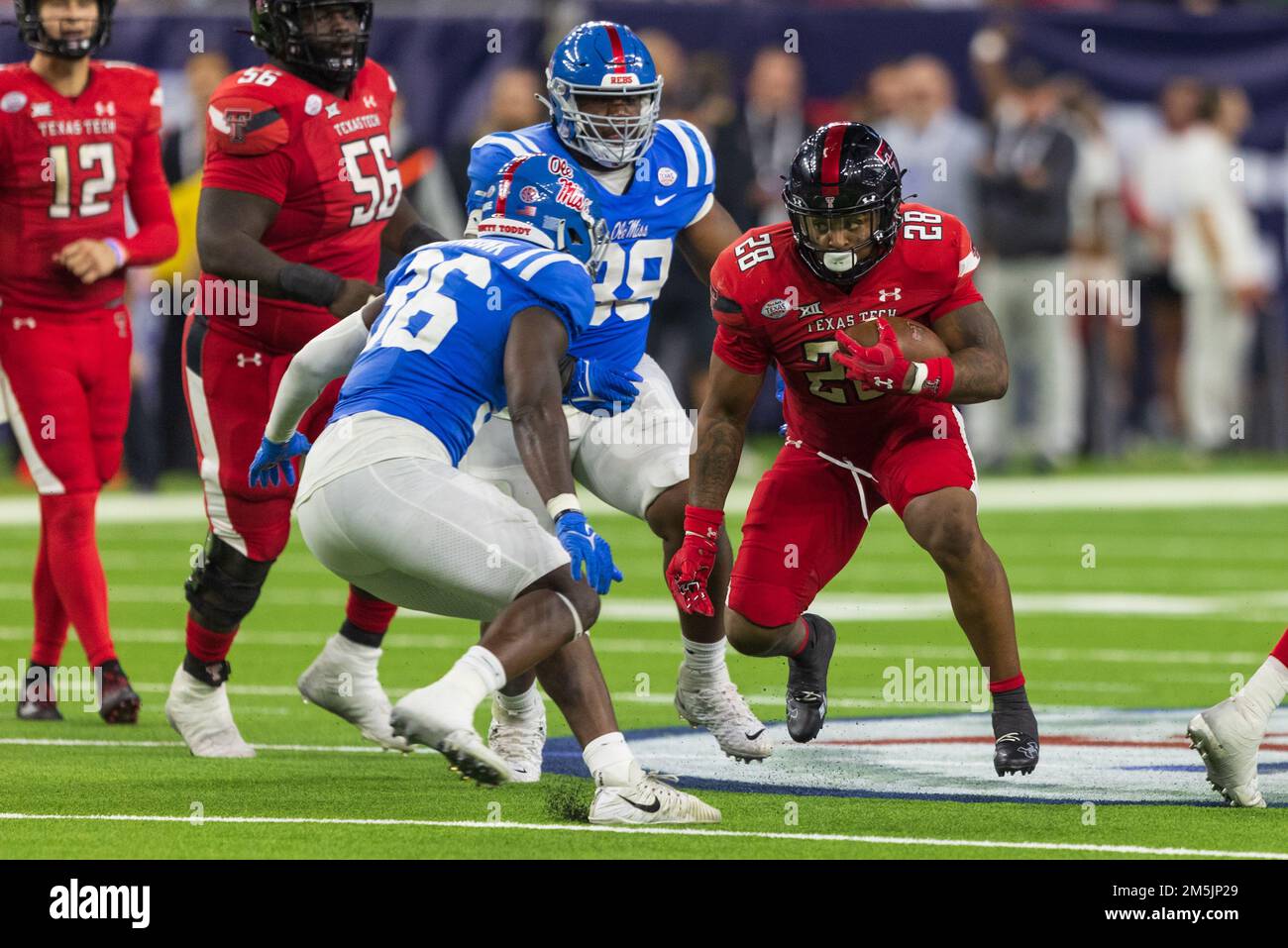 Houston, États-Unis. 28th décembre 2022. Les Red Raiders de Texas Tech qui font marche arrière Tahj Brooks (28) et Ole Miss Rebels linebacker Ashanti Cistrunk (36) se préparent à entrer en collision lors du TaxAct Texas Bowl de 2022, le mercredi 28 décembre 2022, à Houston, Texas. Texas Tech bat Ole Miss 42-25. (KIRK Meche/image of Sport) photo par crédit : Newscom/Alay Live News Banque D'Images