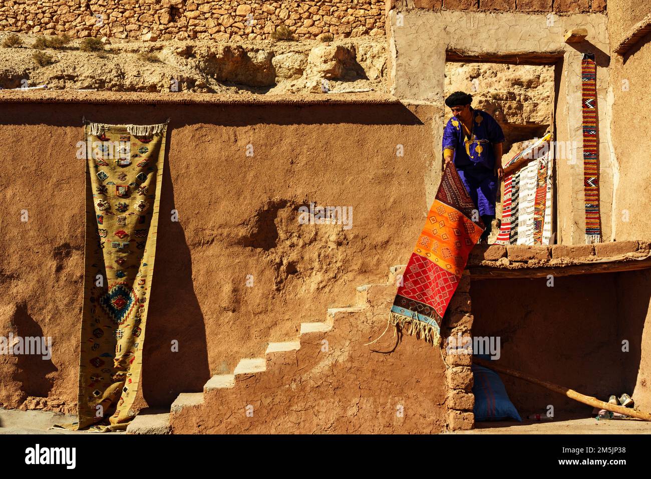 Afrique du Nord. Maroc. Ksar d'ait Ben Haddou dans les montagnes de l'Atlas du Maroc. Patrimoine mondial de l'UNESCO depuis 1987. Un vendeur de tapis dans une médina Banque D'Images