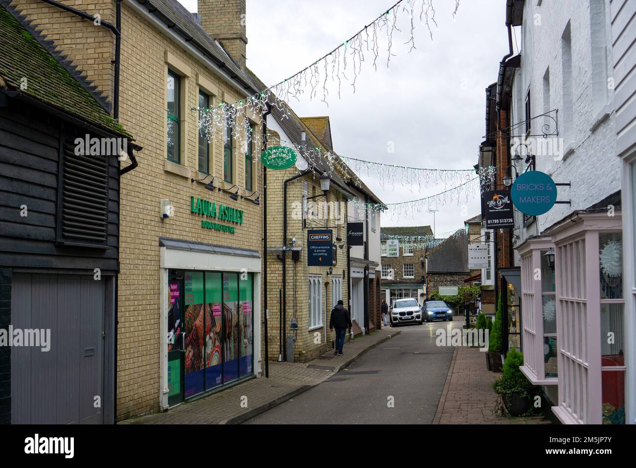 Décorations de Noël suspendues dans une petite rue dans un quartier commerçant de Saffron Walden, Essex, Royaume-Uni Banque D'Images