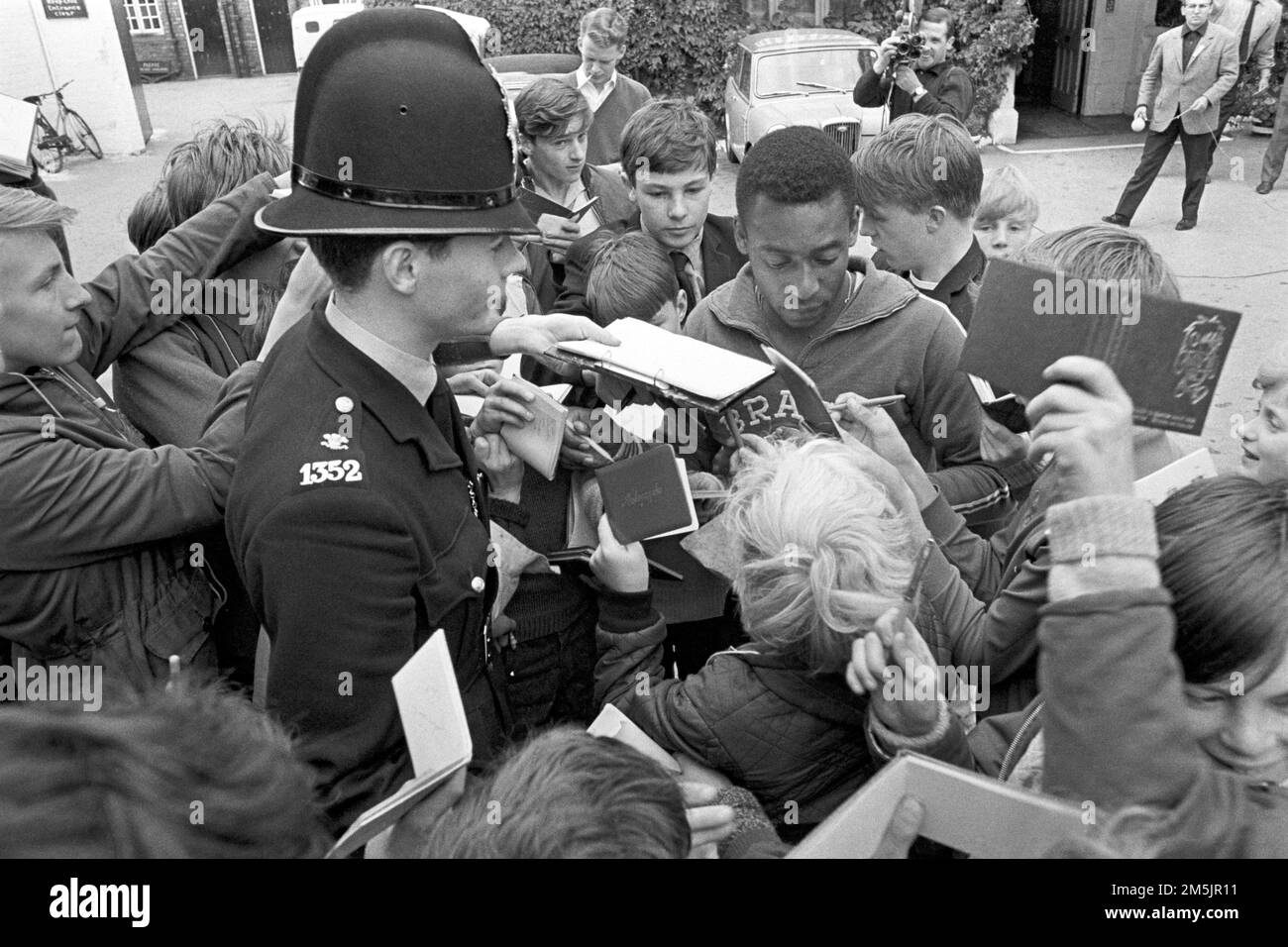 Photo du dossier en date du 20-07-1966 d'un jeune policier ne tient pas l'ordre car le Pele brésilien est submergé par des chasseurs d'autographes devant l'hôtel de l'équipe. Brésil grand Pele est mort à l'âge de 82 ans, sa famille ont annoncé sur les médias sociaux. Date de publication : jeudi 29 décembre 2022. Banque D'Images