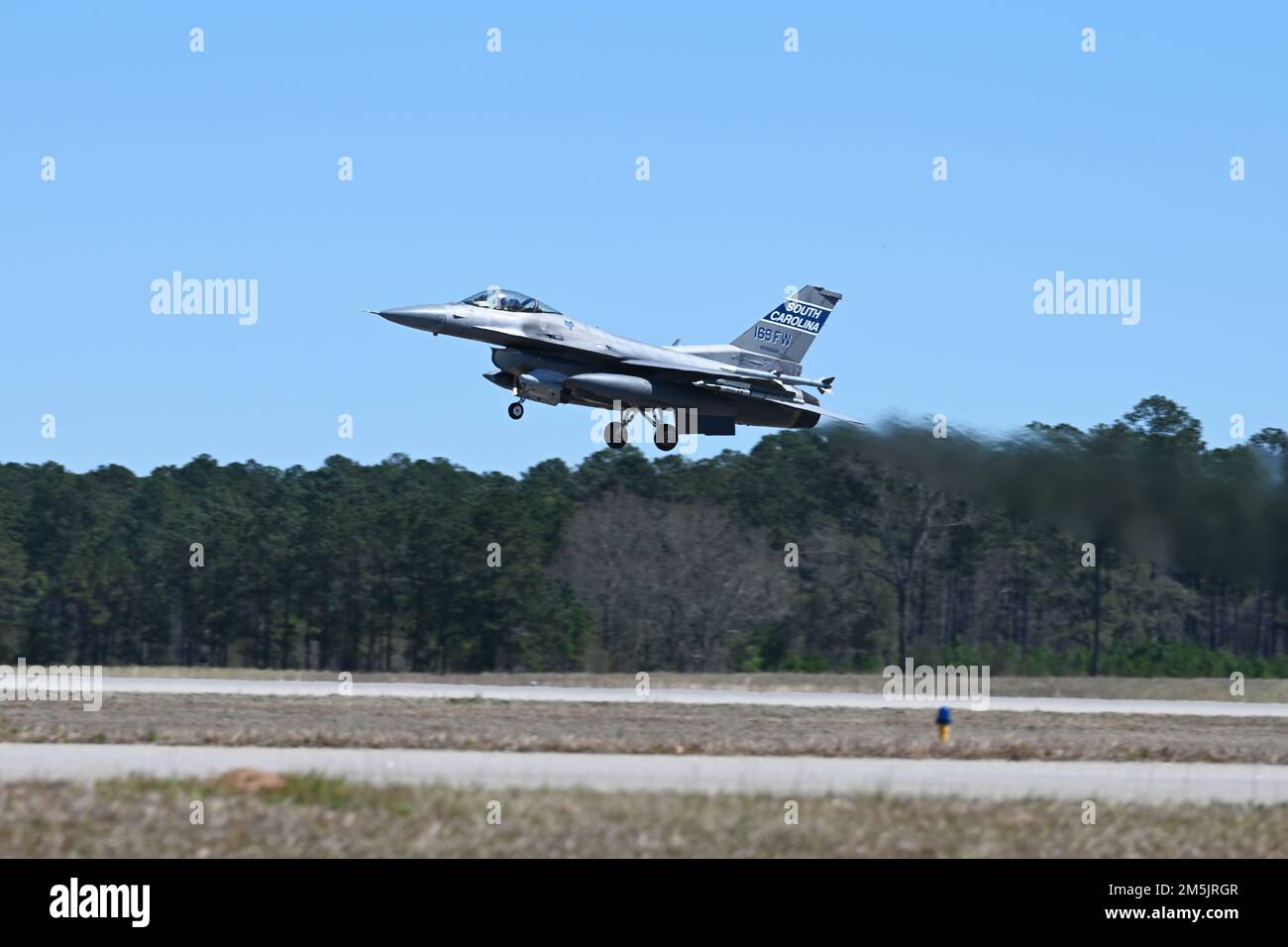 ÉTATS-UNIS Les pilotes de la Force aérienne et l'équipage de sol de l'escadre de combat 169th se préparent au lancement de leurs avions faucon F-16 de la base de la Garde nationale commune McEntyre, en Caroline du Sud, en 20 mars 2022. Banque D'Images