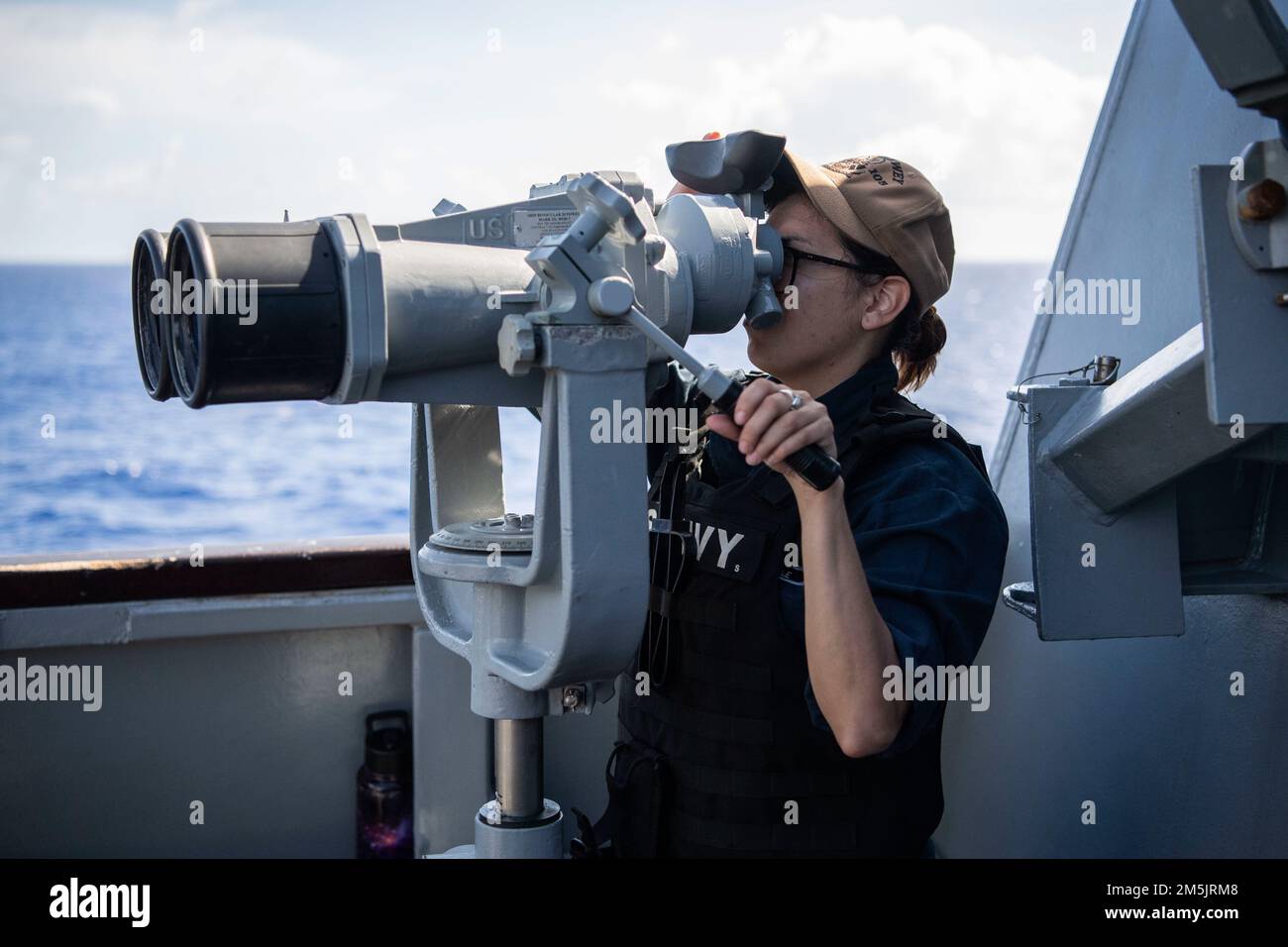 Spécialiste des services de détail DE LA MER DES PHILIPPINES (20 mars 2022) 2nd classe Clara Valle, de Waveland, Mississippi, montre sur l'aile du pont à bord du destroyer à missiles guidés de classe Arleigh Burke USS Dewey (DDG 105) tout en effectuant des opérations de routine en cours dans la zone de responsabilité de la flotte américaine 7th. Dewey est affecté au Destroyer Squadron (DESRON) 15 et est en cours de soutien à un Indo-Pacific libre et ouvert. CTF 71/DESRON 15 est la plus importante force de surface déployée par la Marine et la principale force de surface de la flotte américaine 7th. Banque D'Images