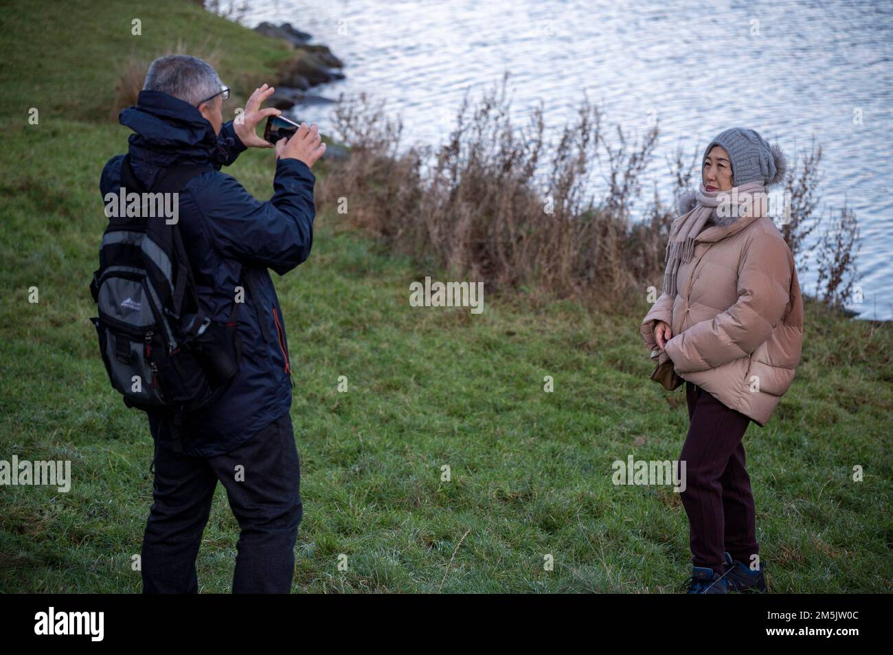 Jeudi 29 décembre 2022: Edimbourg, Ecosse, Royaume-Uni. Les touristes prennent des photos dans le parc Holyrood à côté du Loch Dunsapie. Banque D'Images