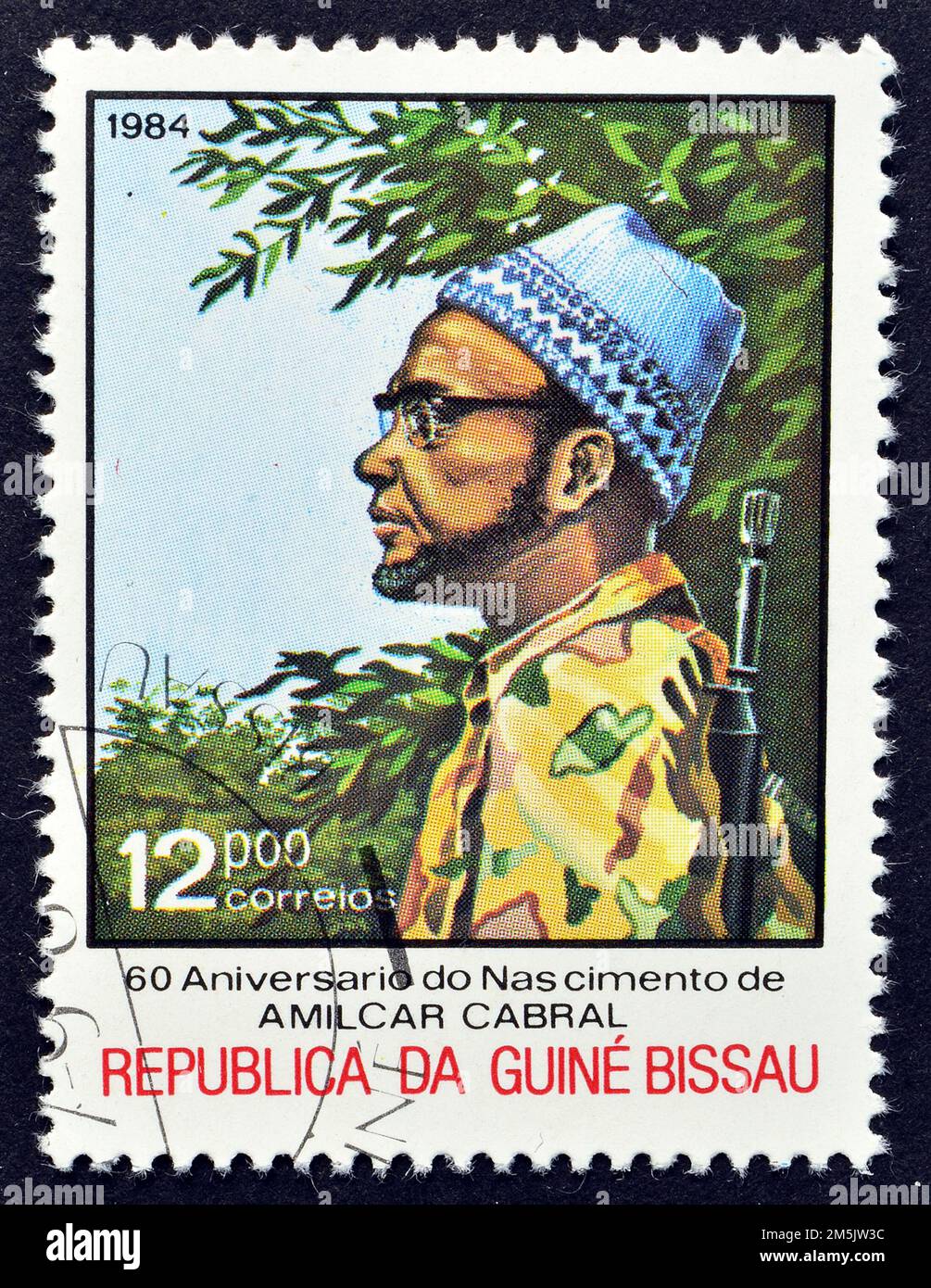 Timbre-poste annulé imprimé par la Guinée-Bissau, qui montre Amilcar Cabral, Amilcar Cabral, 60th anniversaire de naissance, vers 1984. Banque D'Images