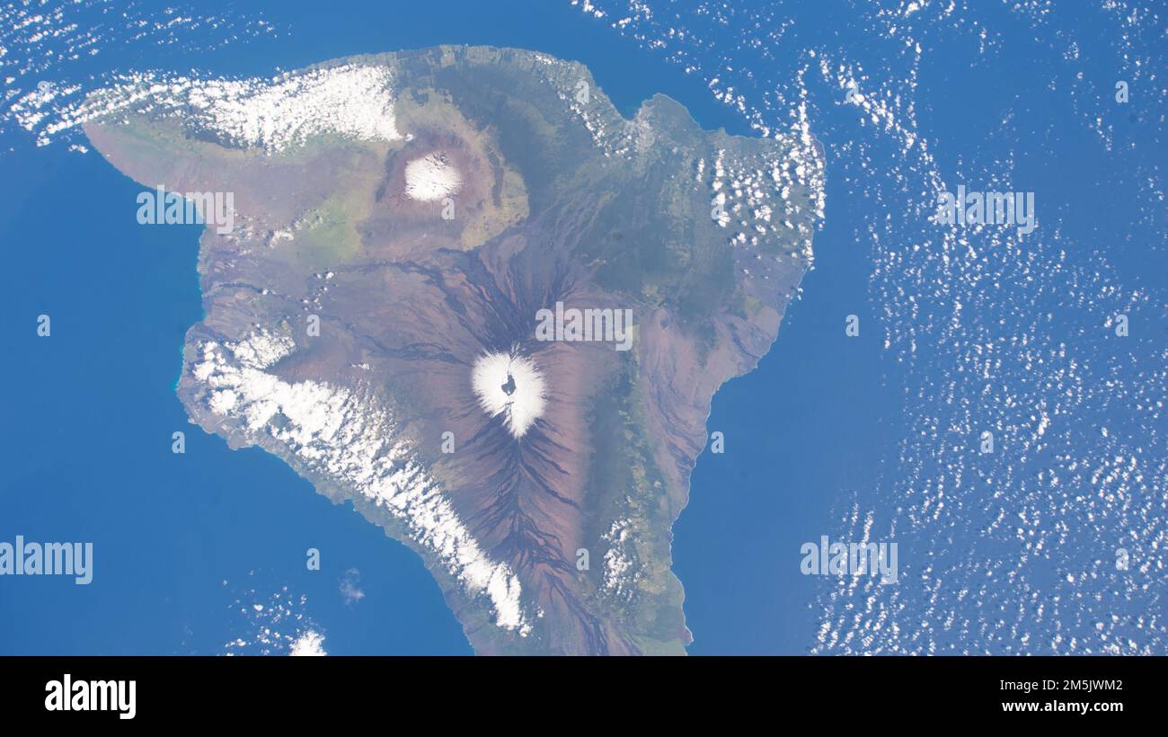 Atmosphère terrestre. 27th décembre 2022. Les sommets enneigés de deux volcans différents sur l'île d'Hawaï, Mauna Loa, un volcan actif (en bas), et Mauna Kea, un volcan dormant (en haut), sont illustrés à partir de la Station spatiale internationale alors qu'elle était en orbite à 258 miles au-dessus de l'océan Pacifique. Credit: NASA/ZUMA Press Wire Service/ZUMAPRESS.com/Alamy Live News Banque D'Images