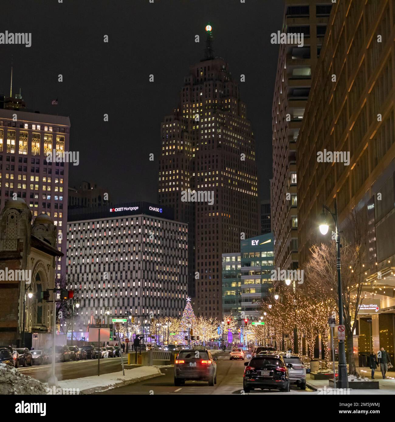Detroit, Michigan - Centre-ville de Detroit, décoré pour les vacances d'hiver, en regardant vers le parc Campus Martius. Banque D'Images