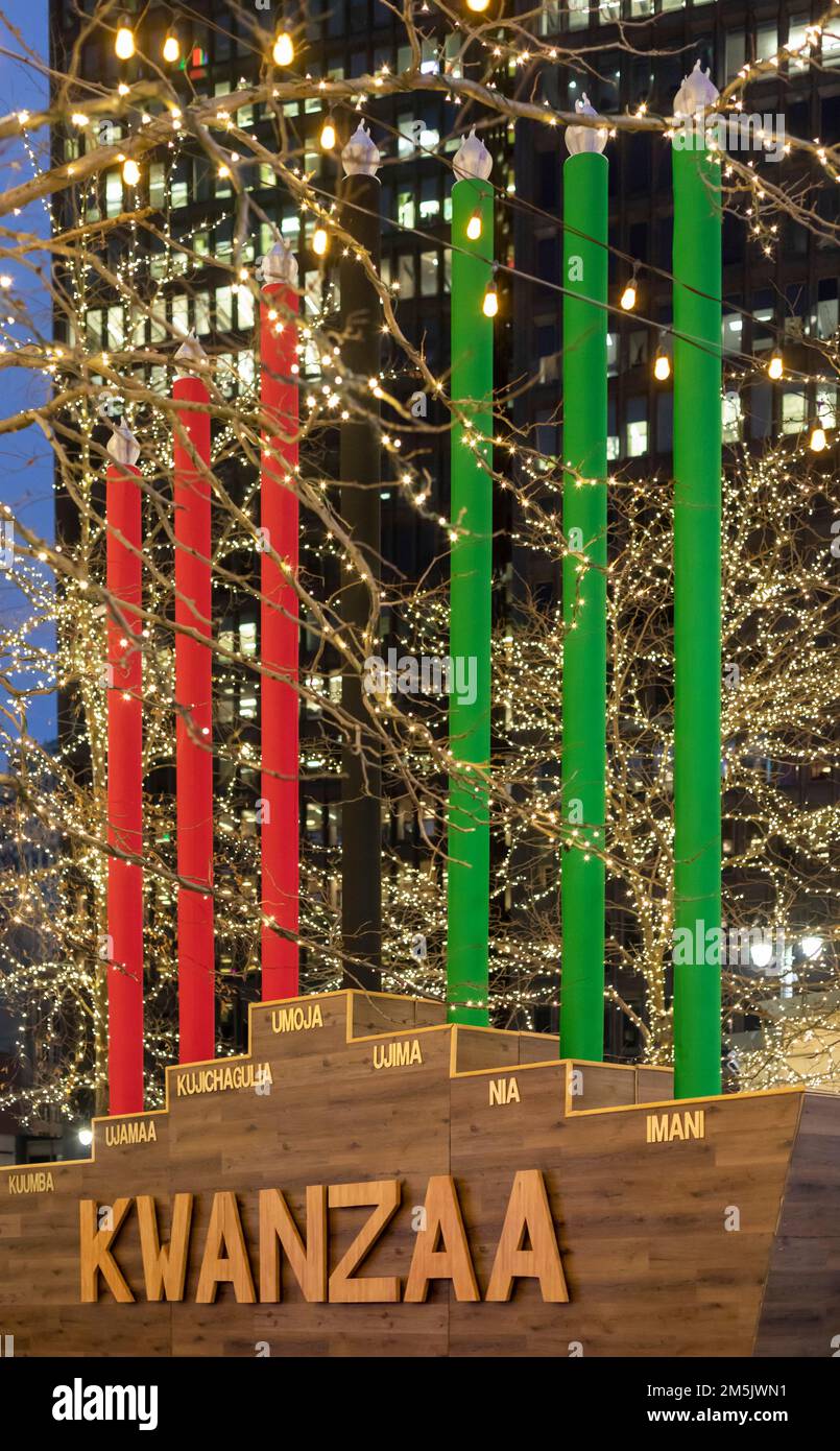 Detroit, Michigan - Un Kwanzaa kinara dans le parc Campus Martius pendant les fêtes d'hiver. Les sept bougies dans le kinara (Swahili pour 'bougie h Banque D'Images