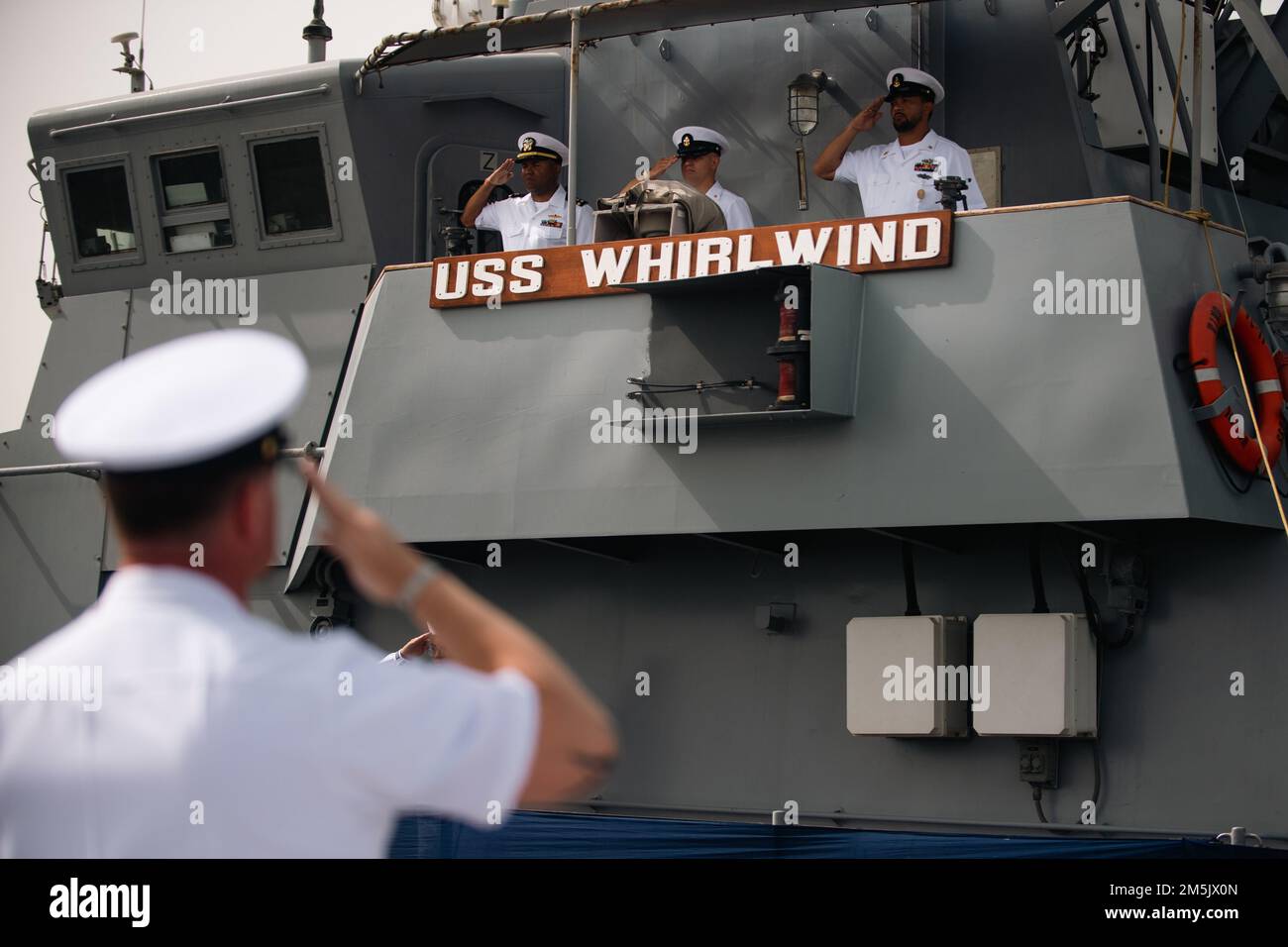 220321-N-KZ419-1332 MANAMA, Bahreïn (21 mars 2022) les marins affectés à la patrouille du navire côtier USS Whirlwind (PC 11) saluent lors de la cérémonie de désaffectation du navire 21 mars, à l'activité de soutien naval Bahreïn. Banque D'Images 220321-N-KZ419-1332 MANAMA, Bahreïn (21 mars 2022) les marins affectés à la patrouille du navire côtier USS Whirlwind (PC 11) saluent lors de la cérémonie de désaffectation du navire 21 mars, à l'activité de soutien naval Bahreïn. Banque D'Images