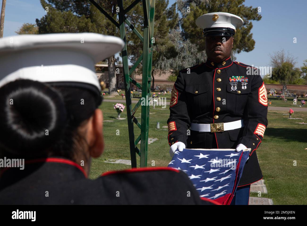 Les Marines de l'appui du site Phoenix se replient sur un drapeau américain en l'honneur du lieutenant-colonel David Althoff (à la retraite), à la Mortugue et cimetière de la Vallée du Soleil, Chandler Arizona, 21 mars 2022. Althoff a servi de pilote pendant la guerre du Vietnam et a effectué plus de 1 000 missions de combat. Il a été récompensé pour avoir sauvé des centaines de Marines qui ont été grièvement blessés au combat et qui ont reçu trois étoiles d'argent, trois croix volantes distingueuses, une étoile de bronze, une médaille de service méritoire et 55 médailles de l'air. Banque D'Images