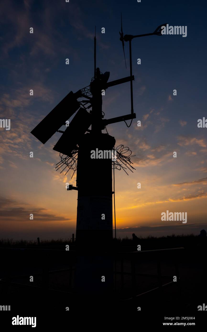 Station Meteo contre le soleil couchant. Éléments du système de surveillance continue des conditions météorologiques Banque D'Images