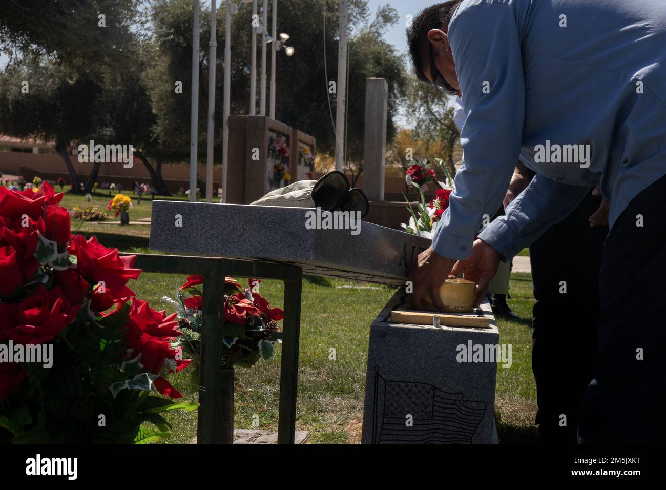 Les amis et les membres de la famille se réunissent pour honorer la vie du lieutenant-colonel David Althoff (retraité), dans la morgue et cimetière de la Vallée du Soleil, Chandler Arizona, 21 mars 2022. Althoff a servi de pilote pendant la guerre du Vietnam et a effectué plus de 1 000 missions de combat. Il a été récompensé pour avoir sauvé des centaines de Marines qui ont été grièvement blessés au combat et qui ont reçu trois étoiles d'argent, trois croix volantes distingueuses, une étoile de bronze, une médaille de service méritoire et 55 médailles de l'air. Banque D'Images