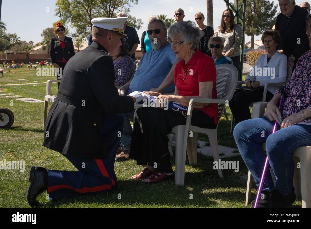 Le Col Kevin Norton, commandant de la Naval ROTC University of Arizona, présente le drapeau américain replié à Karen Althoff en l'honneur de son défunt mari le lieutenant-colonel David Althoff (retraité), à la morgue et cimetière de la Vallée du Soleil, Chandler Arizona, le 21 mars 2022. Althoff a servi de pilote pendant la guerre du Vietnam et a effectué plus de 1 000 missions de combat. Il a été récompensé pour avoir sauvé des centaines de Marines qui ont été grièvement blessés au combat et qui ont reçu trois étoiles d'argent, trois croix volantes distingueuses, une étoile de bronze, une médaille de service méritoire et 55 médailles de l'air. Banque D'Images