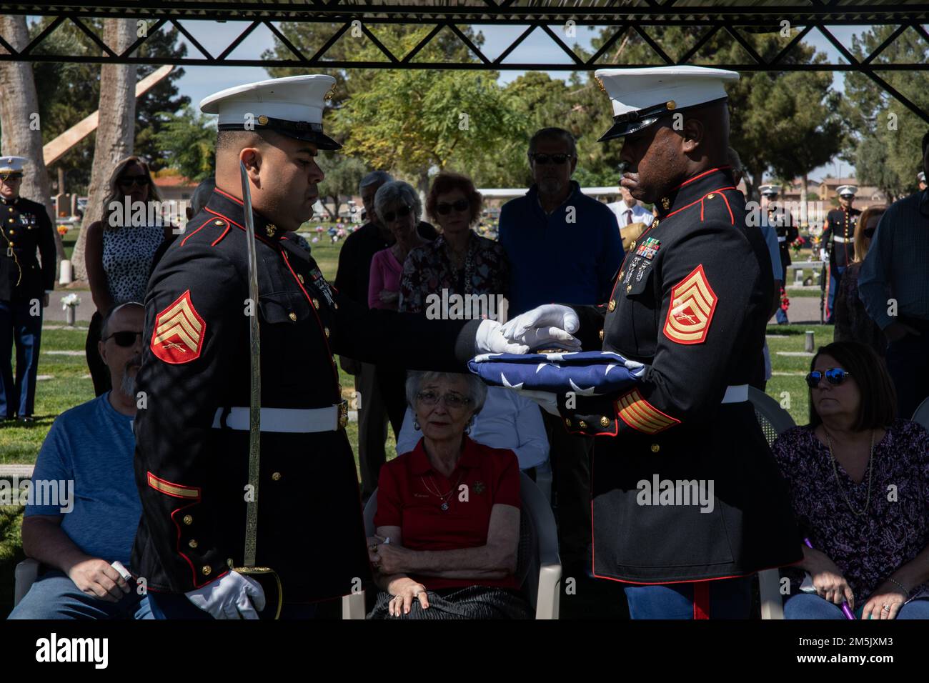 Les Marines de l'appui du site Phoenix se replient sur un drapeau américain en l'honneur du lieutenant-colonel David Althoff (à la retraite), à la Mortugue et cimetière de la Vallée du Soleil, Chandler Arizona, 21 mars 2022. Althoff a servi de pilote pendant la guerre du Vietnam et a effectué plus de 1 000 missions de combat. Il a été récompensé pour avoir sauvé des centaines de Marines qui ont été grièvement blessés au combat et qui ont reçu trois étoiles d'argent, trois croix volantes distingueuses, une étoile de bronze, une médaille de service méritoire et 55 médailles de l'air. Banque D'Images