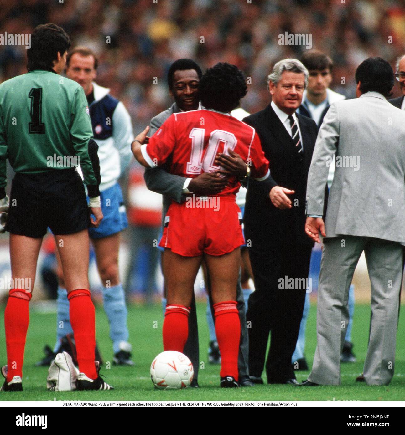 1987, Wembley Stadium, Londres, Angleterre ; DIEGO MARADONA et PELE se saluent chaleureusement, la ligue de football contre LE RESTE DU MATCH DE football MONDIAL Banque D'Images