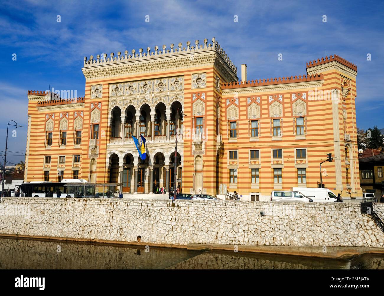 Bibliothèque nationale en journée ensoleillée à Sarajevo, Bosnie-Herzégovine. Banque D'Images