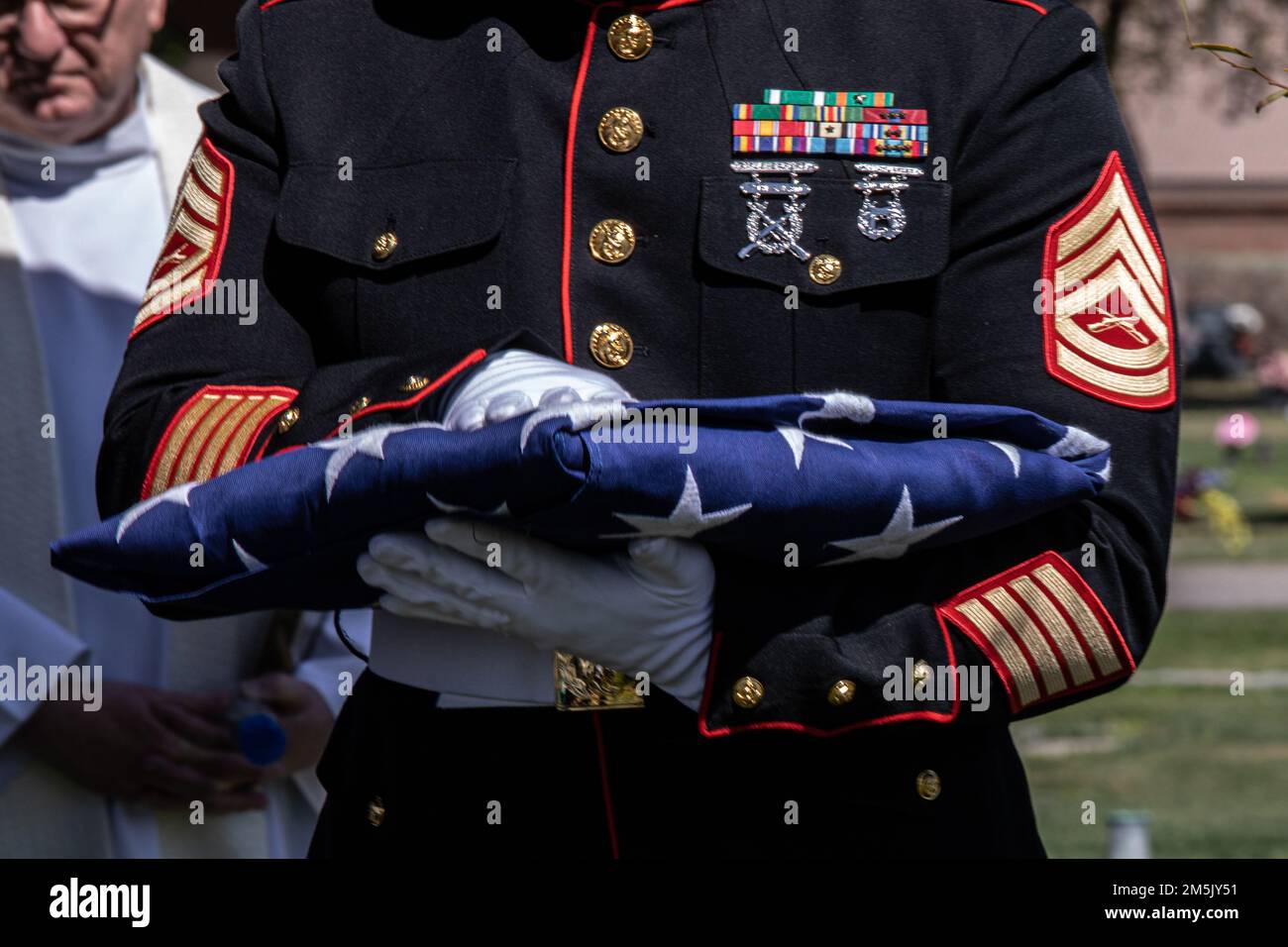 Gunnery Sgt., Serge Alphonse, site support Phoenix plie un drapeau américain en l'honneur du lieutenant-colonel David Althoff (retraité), à la vallée du Soleil Mortugue et cimetière, Chandler Arizona, 21 mars 2022. Althoff a servi de pilote pendant la guerre du Vietnam et a effectué plus de 1 000 missions de combat. Il a été récompensé pour avoir sauvé des centaines de Marines qui ont été grièvement blessés au combat et qui ont reçu trois étoiles d'argent, trois croix volantes distingueuses, une étoile de bronze, une médaille de service méritoire et 55 médailles de l'air. Banque D'Images