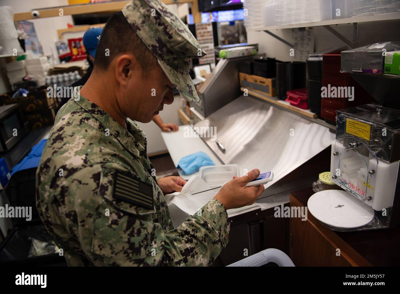 BASE CONJOINTE PEARL HARBOR-HICKAM, Hawaï (21 mars 2022) – Hôpital Corpsman 2nd classe Joey Mei, affecté au Commandement de la préparation et de la formation en médecine de la Marine Pearl Harbor, effectue une inspection préopérationnelle de la santé des vendeurs d'aliments au centre commercial Navy Exchange. Les équipes militaires de médecine préventive ont effectué les inspections parce que les vendeurs d'aliments ont été fermés pendant plus de 30 jours. États-Unis Navy travaille en étroite collaboration avec le ministère de la Santé d'Hawaii, aux États-Unis Environmental protection Agency et les États-Unis L'armée restaurera de l'eau potable dans les collectivités de la base conjointe Pearl Harbour-Hickam en faisant un échantillonnage Banque D'Images