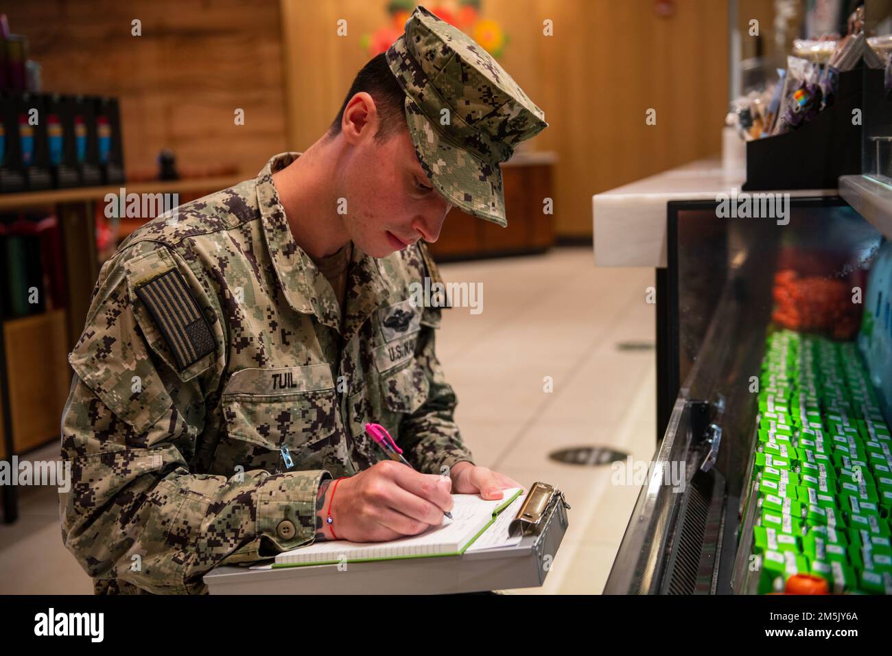 BASE CONJOINTE PEARL HARBOR-HICKAM, Hawaï (21 mars 2022) – Hôpital Corpsman 2nd classe David Tuil, affecté au Commandement de la préparation et de l'entraînement en médecine navale Pearl Harbor, consigne les températures lors d'une inspection préopérationnelle de la santé des vendeurs d'aliments au centre commercial Navy Exchange. Les équipes militaires de médecine préventive ont effectué les inspections parce que les vendeurs d'aliments ont été fermés pendant plus de 30 jours. États-Unis Navy travaille en étroite collaboration avec le ministère de la Santé d'Hawaii, aux États-Unis Environmental protection Agency et les États-Unis L’armée restaurera de l’eau potable dans les collectivités de logement de la base conjointe Pearl Harbour-Hickam t Banque D'Images