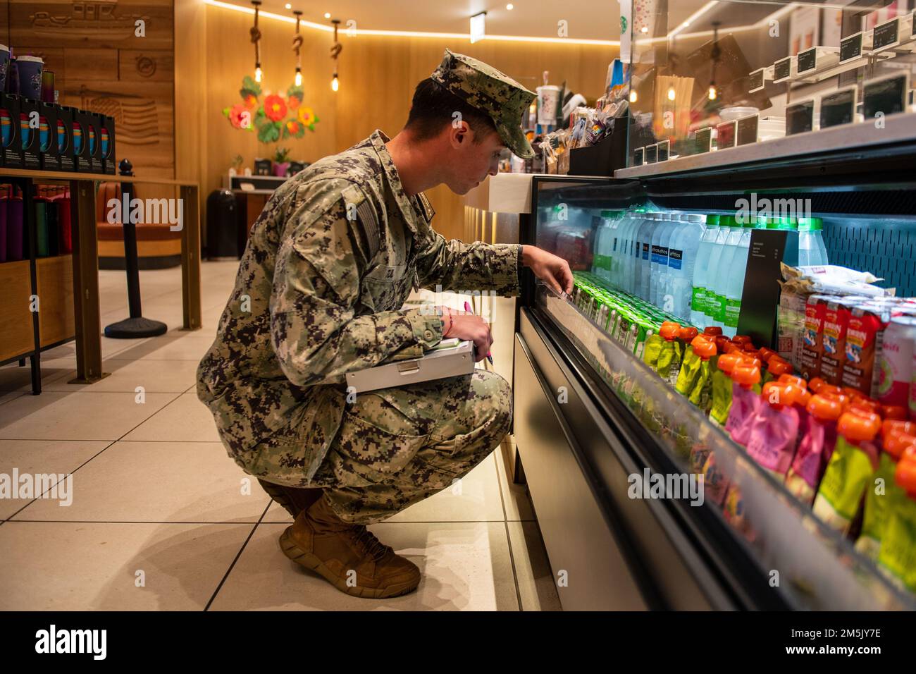 BASE CONJOINTE PEARL HARBOR-HICKAM, Hawaï (21 mars 2022) – classe 2nd de l'hôpital David Tuil, affecté au Commandement de la préparation et de l'entraînement en médecine navale Pearl Harbor, effectue une inspection sanitaire des vendeurs d'aliments au centre commercial Navy Exchange. Les équipes militaires de médecine préventive ont effectué les inspections parce que les vendeurs d'aliments ont été fermés pendant plus de 30 jours. États-Unis Navy travaille en étroite collaboration avec le ministère de la Santé d'Hawaii, aux États-Unis Environmental protection Agency et les États-Unis L’Armée de terre restaurera de l’eau potable salubre dans les collectivités d’habitation de la base conjointe Pearl Harbour-Hickam par échantillonnage et rinçage, a Banque D'Images