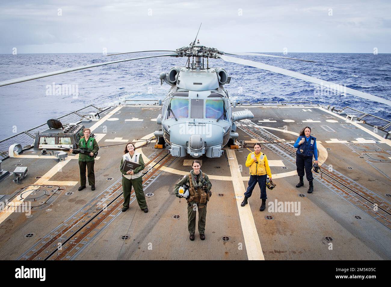 NAVIRE DE MER DES PHILIPPINES (21 mars 2022) mécanicien de structure d'aviation 3rd classe Fate Casbeer, à gauche, de Kerrville, Texas, responsable de l'administration de l'aviation 2nd classe Christian Irvine, d'Orange Park, Floride, et Lt. Olivia Czerewko, de Lemoore, Californie, affecté à l'escadron de frappe maritime des hélicoptères (HSM) 51, Et Ashley Iuli, de Los Angeles, membre de la classe Mate 3rd de Boatswain, et Gabriella Estrada Reyes, spécialiste de la vente au détail 3rd de Denver, affectée au destroyer à missiles guidés de la classe Arleigh Burke USS Dewey (DDG 105), posent pour une photo à l’occasion du mois de l’histoire des femmes. Dewey est comme Banque D'Images