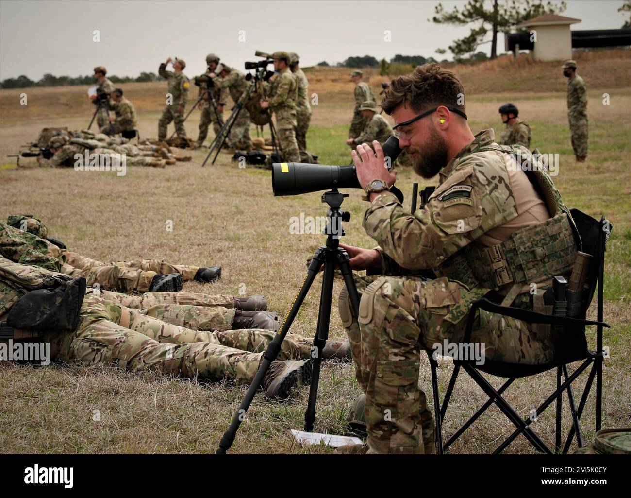 Trente-six concurrents américains et internationaux se sont inscrits et ont passé aujourd'hui à peaufiner et à critiquer les ajustements finaux pour les 51st Winston P. Wilson et les 31st Forces armées Skills at Arms Meeting - Small Arms Championships au Camp Robinson Cagulation Training Center, Little Rock, Ark., Mar. 21, 2022. Le Centre de formation de la Garde nationale organise ces événements, ils offrent aux membres du service l'occasion de perfectionner leurs compétences dans l'une des plus grandes compétitions de tir au but dans le monde. Banque D'Images