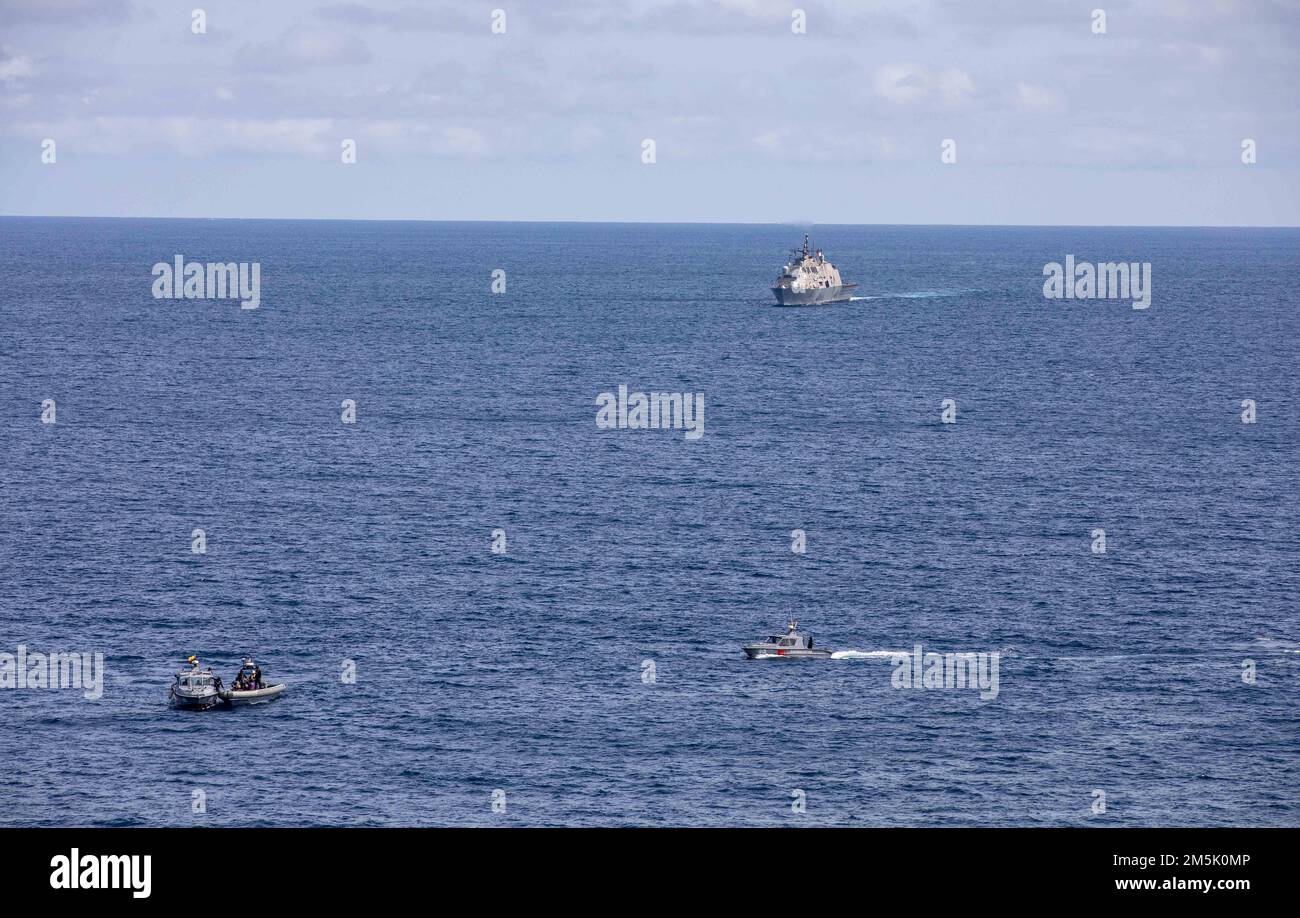 220321-N-HD110-1042 OCÉAN PACIFIQUE ORIENTAL - (21 mars 2022) -- Le navire de combat littoral variant Freedom USS Milwaukee (LCS 5), son bateau gonflable à coque rigide de 11 mètres (RHIB) et les navires de la Garde côtière équatorienne LAE Rio Jubone (LG-120) et LAE Rio Tangare (LG-128), effectuent un exercice bilatéral d'interdiction maritime au large des côtes de Manta, en Équateur, au 21 mars 2022. Milwaukee est déployée dans la zone d’opérations de la flotte américaine 4th pour appuyer la mission de la Force opérationnelle interagences conjointe Sud, qui comprend des missions de lutte contre le trafic de drogues illicites dans les Caraïbes et le Pacifique oriental. Banque D'Images