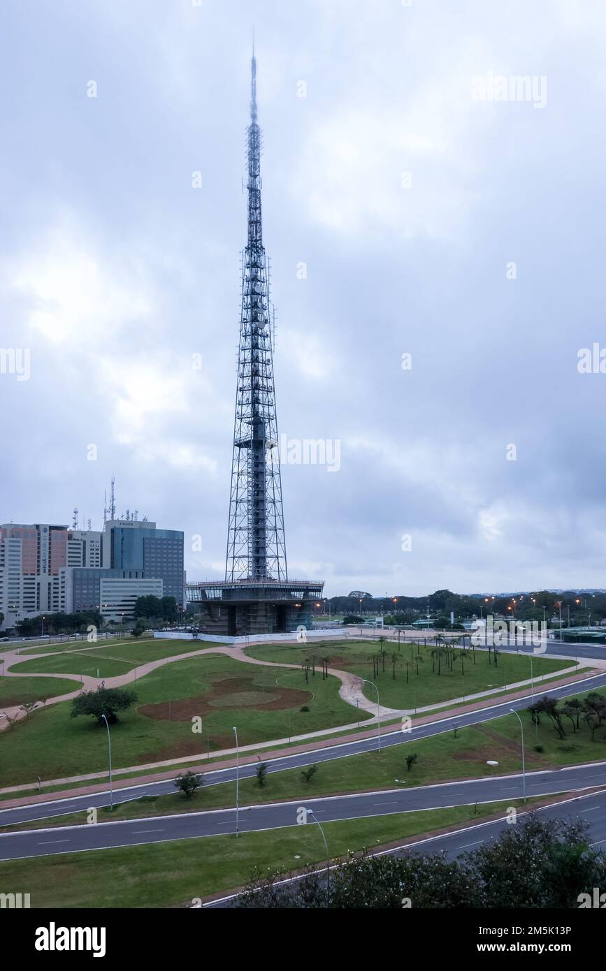 Détail architectural de la tour de télévision Brasília située au jardin de Burle Marx dans l'Exio Monumental (axe monumental), une avenue centrale de Brasília Banque D'Images