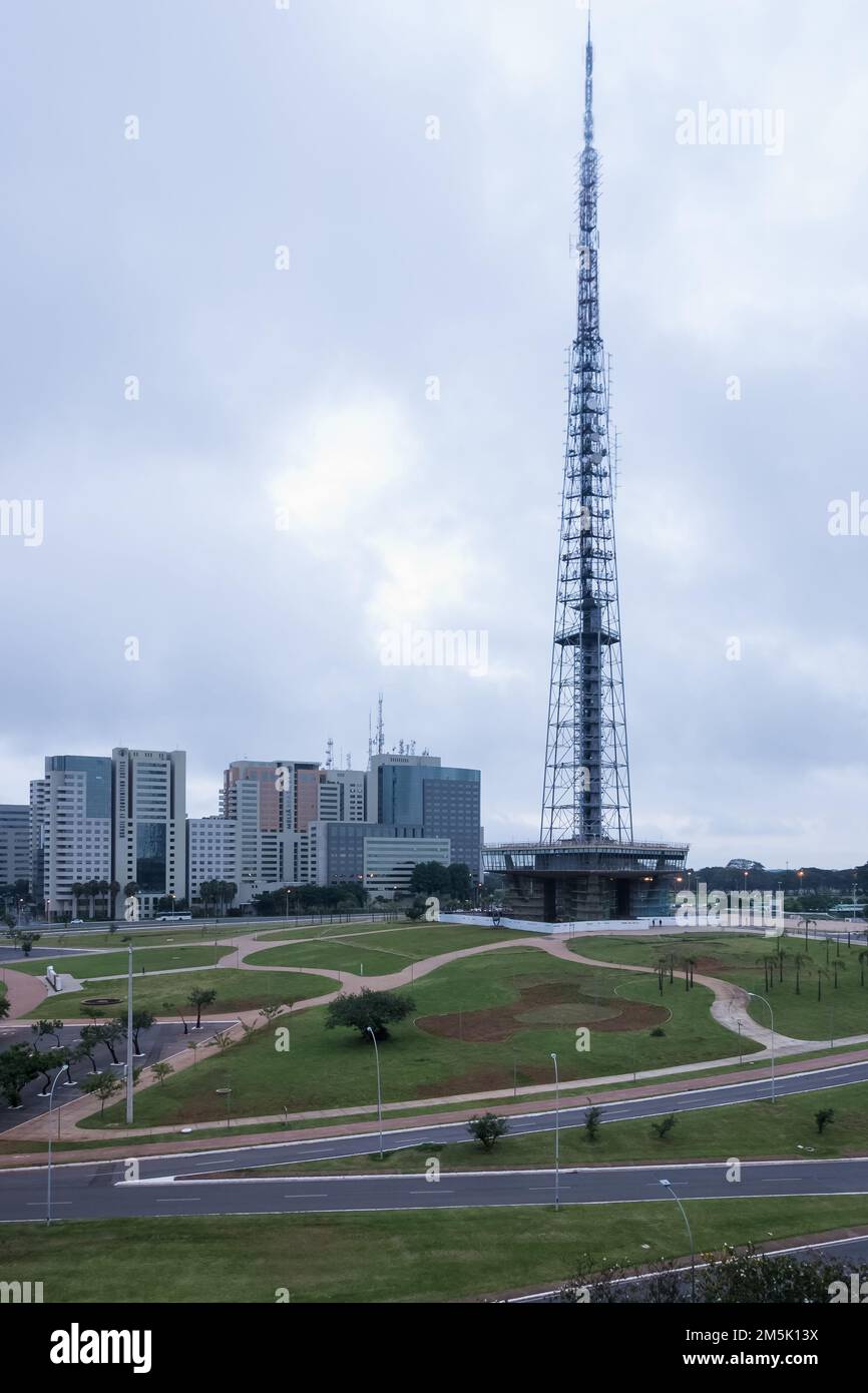 Détail architectural de la tour de télévision Brasília située au jardin de Burle Marx dans l'Exio Monumental (axe monumental), une avenue centrale de Brasília Banque D'Images