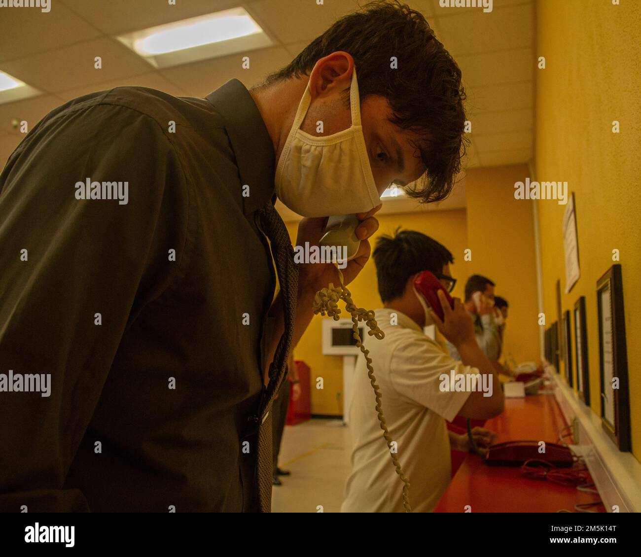 ÉTATS-UNIS Preston W. Covington, recrue Marine corps, avec Fox Company, 2nd Recruit Training Battalion, effectue un appel téléphonique détaillant son arrivée en toute sécurité lors de la réception au Marine corps Recruit Depot San Diego, 21 mars 2022. Les recrues ont été vérifiées pour des articles interdits, ont fait un appel téléphonique, ont reçu des coupes de cheveux et ont reçu des équipements. Covington a été recruté à l'extérieur de St. Louis, avec Recruiting Station St. Louis. Banque D'Images
