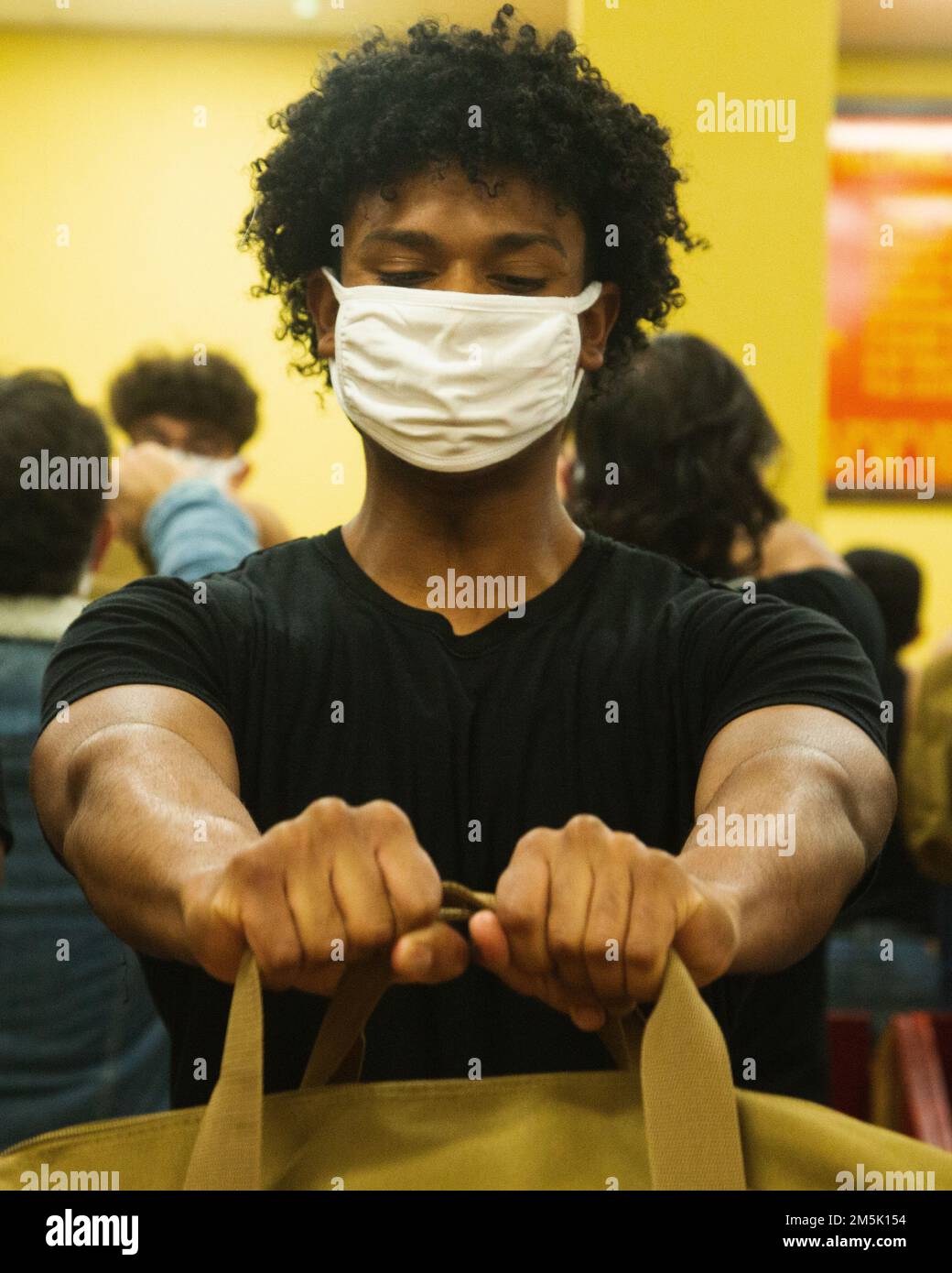 ÉTATS-UNIS Le corps de marine recrute Roosevelt G. Alvarado avec Fox Company, 2nd Recruit Training Battalion, présente les engins émis au corps de Marine recent Depot San Diego, 21 mars 2022. Les recrues ont été vérifiées pour des articles interdits, ont fait un appel téléphonique, ont reçu des coupes de cheveux et ont reçu des équipements. Alvarado a été recruté à l'extérieur d'El Paso, Texas, avec Recruiting Station El Paso. Banque D'Images