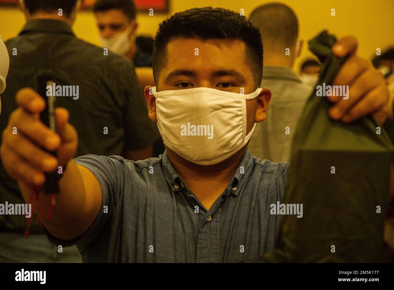 ÉTATS-UNIS La recrue du corps maritime Carlos M. Hernandez avec la compagnie Fox, 2nd Recruit Training Battalion, présente l'équipement émis lors de la réception au corps de recrutement du corps maritime Depot San Diego, 21 mars 2022. Les recrues ont été vérifiées pour des articles interdits, ont fait un appel téléphonique, ont reçu des coupes de cheveux et ont reçu des équipements. Hernandez a été recruté à Los Banos, en Californie, avec Recruiting sous-station South San Jose. Banque D'Images