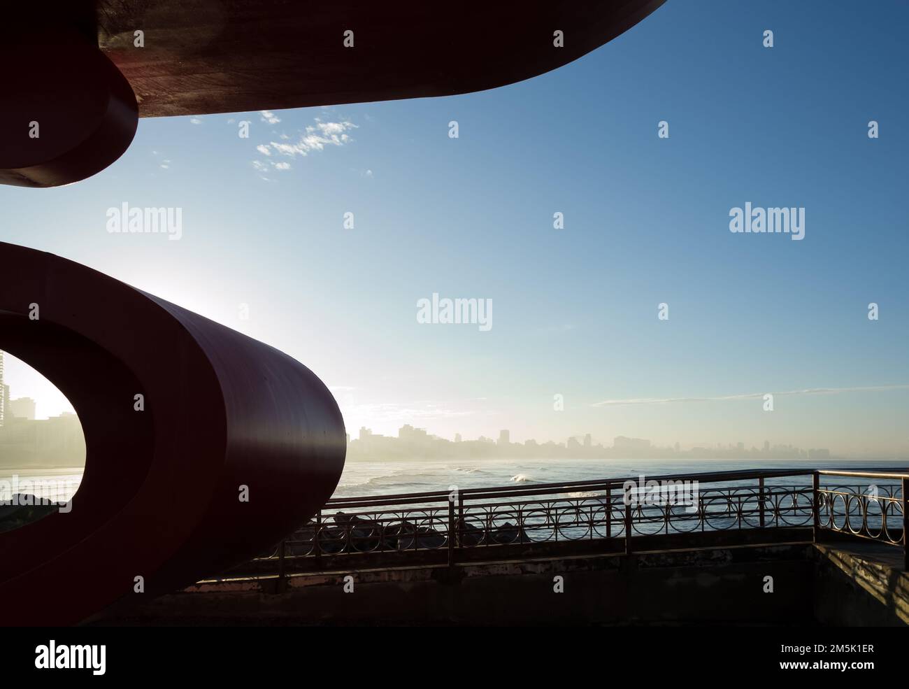 Détail architectural du Monument des 100 ans de l'immigration japonaise situé dans le parc Roberto Mário Santini de la ville de Santos, Brésil Banque D'Images