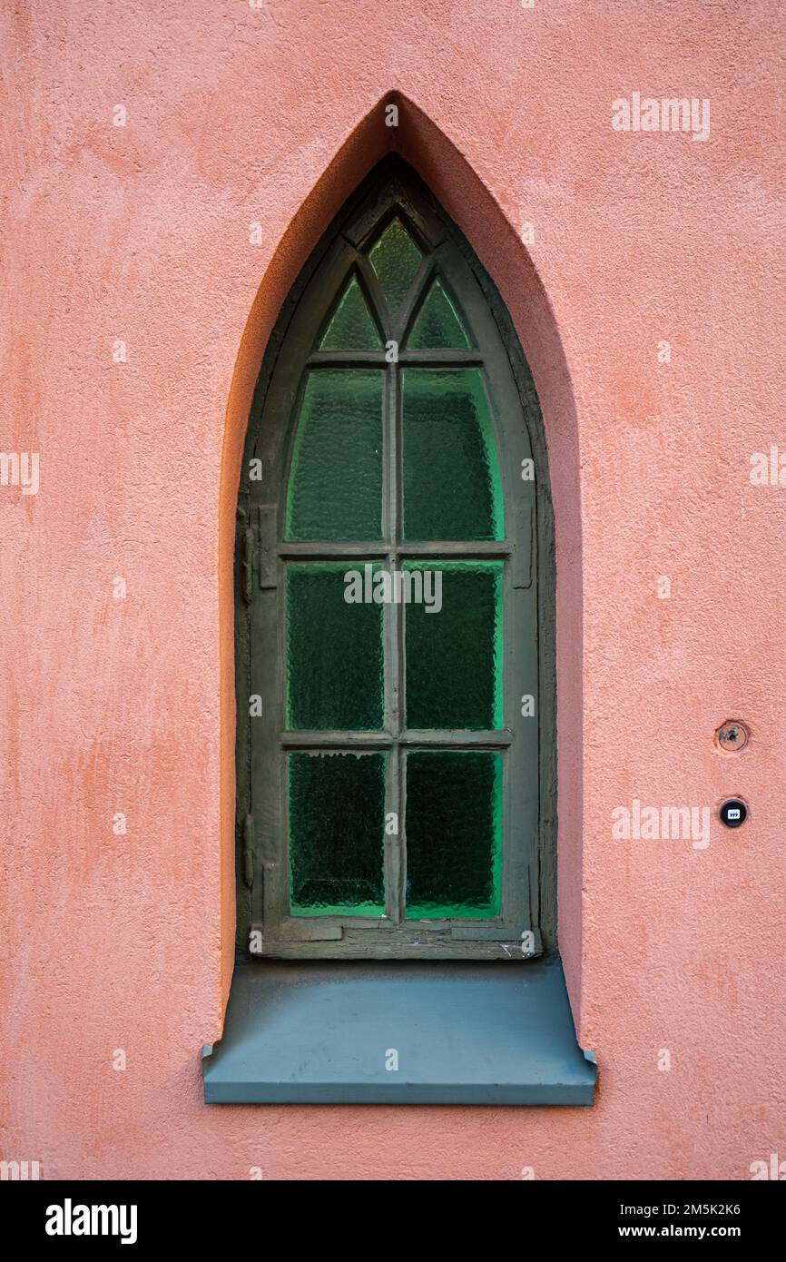 Fenêtre étroite de style Art Nouveau ou Jugendstil ou National romantique dans le quartier d'Ullanlinna à Helsinki, en Finlande Banque D'Images