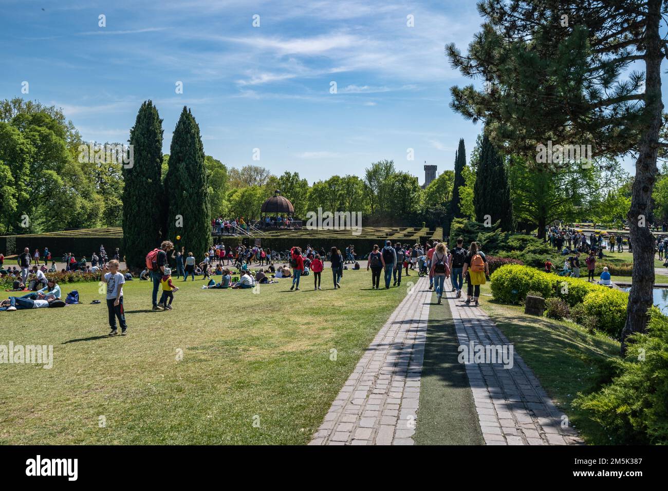 Les gens se détendent dans le parc magnifique Giardino Sigurta à Valleggio sul Mincio, région de Vénétie, italie Banque D'Images