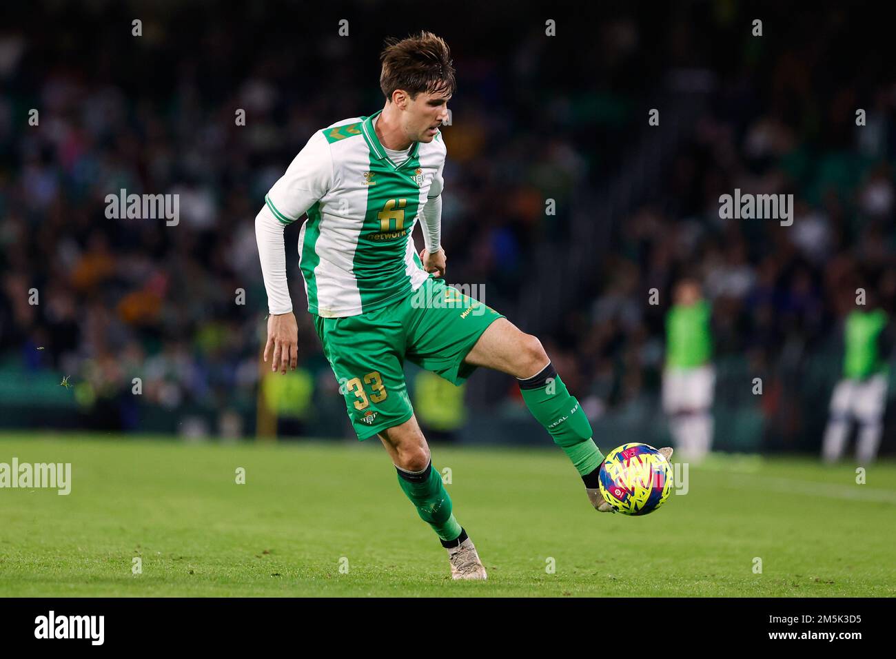 Séville, Espagne. 23rd, décembre 2022. Juan Miranda (33) de Real Betis vu pendant le football amical entre Real Betis et Atalanta à l'Estadio Benito Villamarin à Séville. (Crédit photo: Gonzales photo - Jesus Ruiz Medina). Banque D'Images